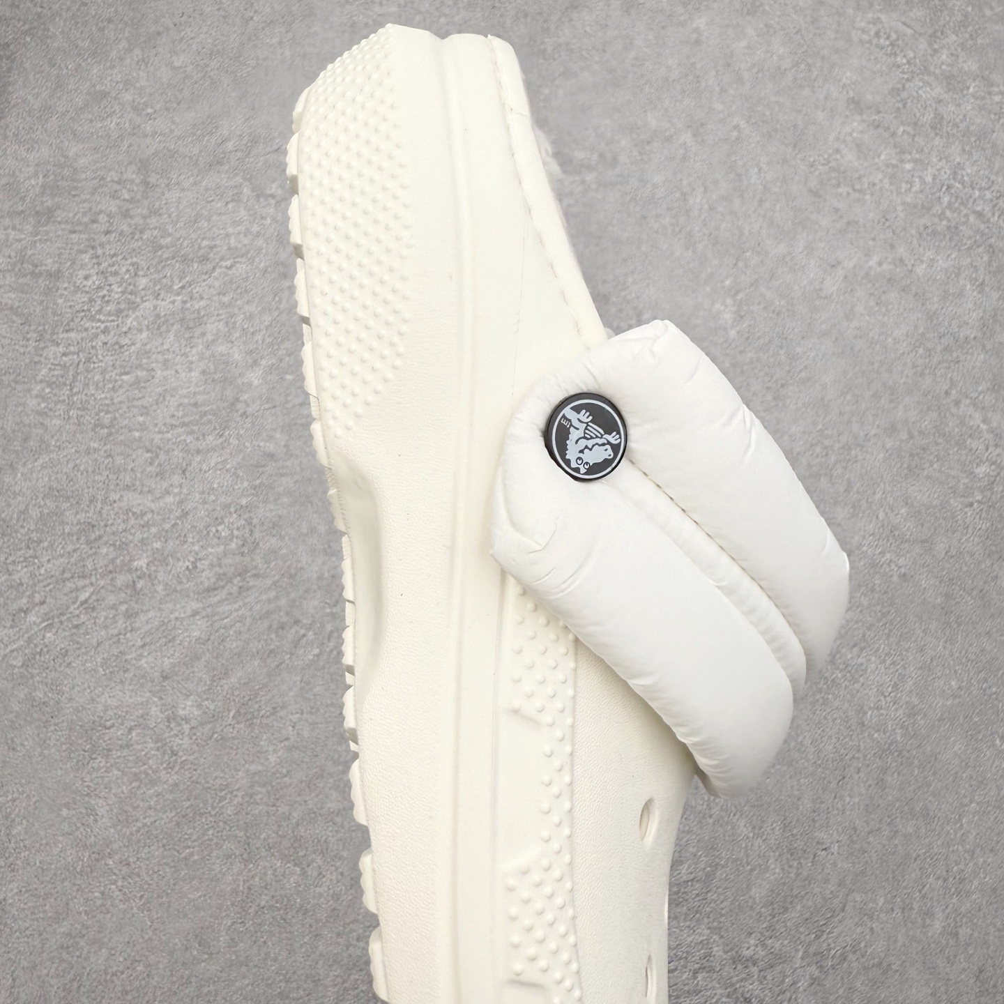 图片[6]-＃DG莞产 Crocs Baya Clog 卡骆驰经典贝雅简约休闲沙滩洞洞拖鞋凉鞋秋冬加绒款 透明防水袋包装 注意配件需单独购买 超轻Croslite专利材料打造 鞋面更加耐用易清洗 该鞋款轻盈舒适 2002年 经典克骆格诞生 秉承外形简单 穿着舒适的初衷 不断为消费者带来舒适的穿着体验 穿出“趣”味 鞋面洞洞可搭彰显个性的智必星 一鞋两穿 可调节式后跟带增添鞋身的稳固性能 放前面变成愜意舒适的凉拖 放后面行走跑跳更加稳妥 Croslite ™材料 封闭式细胞树脂 能够在体温作用下自动变形以适应脚部形状 涉水性优秀的同时易于清洁 抓地力强 不易打滑 Crocs的核心理念：轻便 灵活 全方位的舒适感 同步官方尺码：M4（36-37） M5（37-38）M6（38-39）M7（39-40）M8（41-42）M9（42-43）M10（43-44）M11（45-46）-选品中心