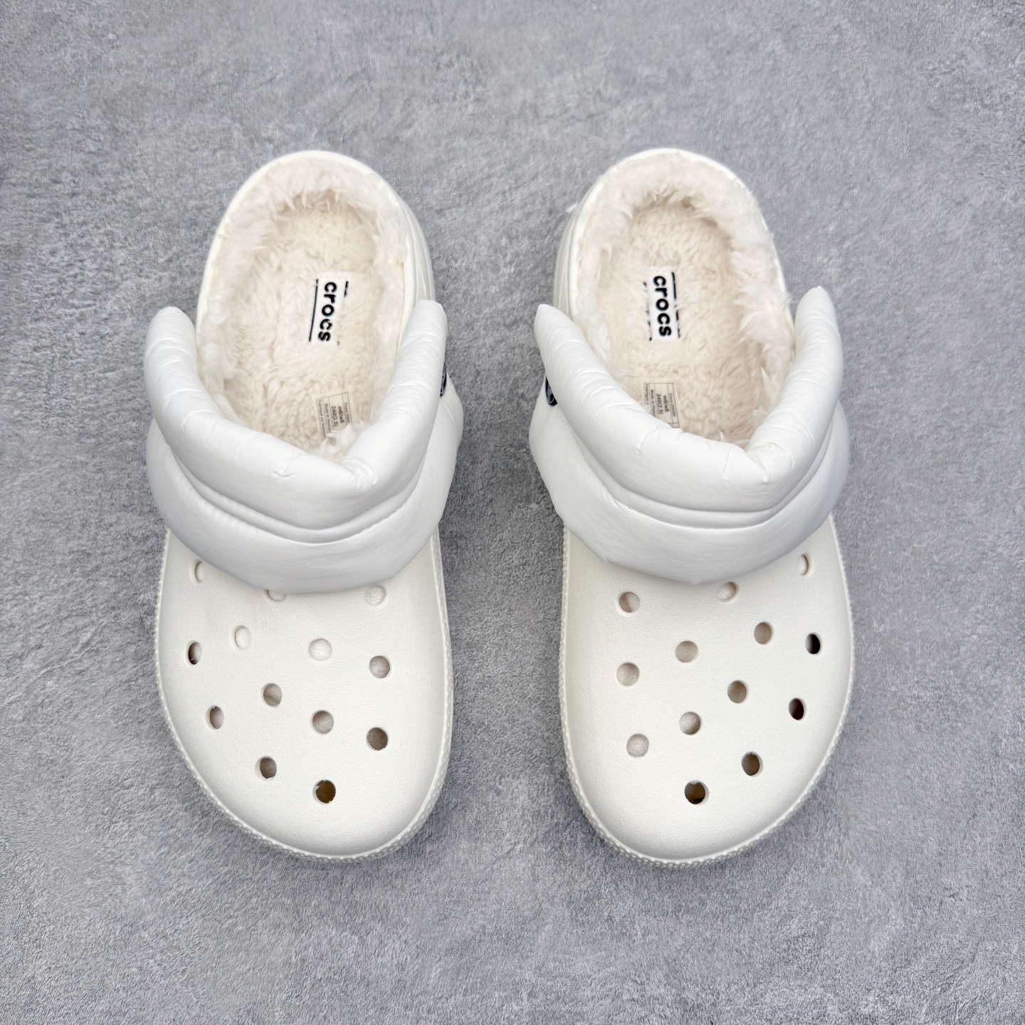 图片[2]-＃DG莞产 Crocs Baya Clog 卡骆驰经典贝雅简约休闲沙滩洞洞拖鞋凉鞋秋冬加绒款 透明防水袋包装 注意配件需单独购买 超轻Croslite专利材料打造 鞋面更加耐用易清洗 该鞋款轻盈舒适 2002年 经典克骆格诞生 秉承外形简单 穿着舒适的初衷 不断为消费者带来舒适的穿着体验 穿出“趣”味 鞋面洞洞可搭彰显个性的智必星 一鞋两穿 可调节式后跟带增添鞋身的稳固性能 放前面变成愜意舒适的凉拖 放后面行走跑跳更加稳妥 Croslite ™材料 封闭式细胞树脂 能够在体温作用下自动变形以适应脚部形状 涉水性优秀的同时易于清洁 抓地力强 不易打滑 Crocs的核心理念：轻便 灵活 全方位的舒适感 同步官方尺码：M4（36-37） M5（37-38）M6（38-39）M7（39-40）M8（41-42）M9（42-43）M10（43-44）M11（45-46）-选品中心