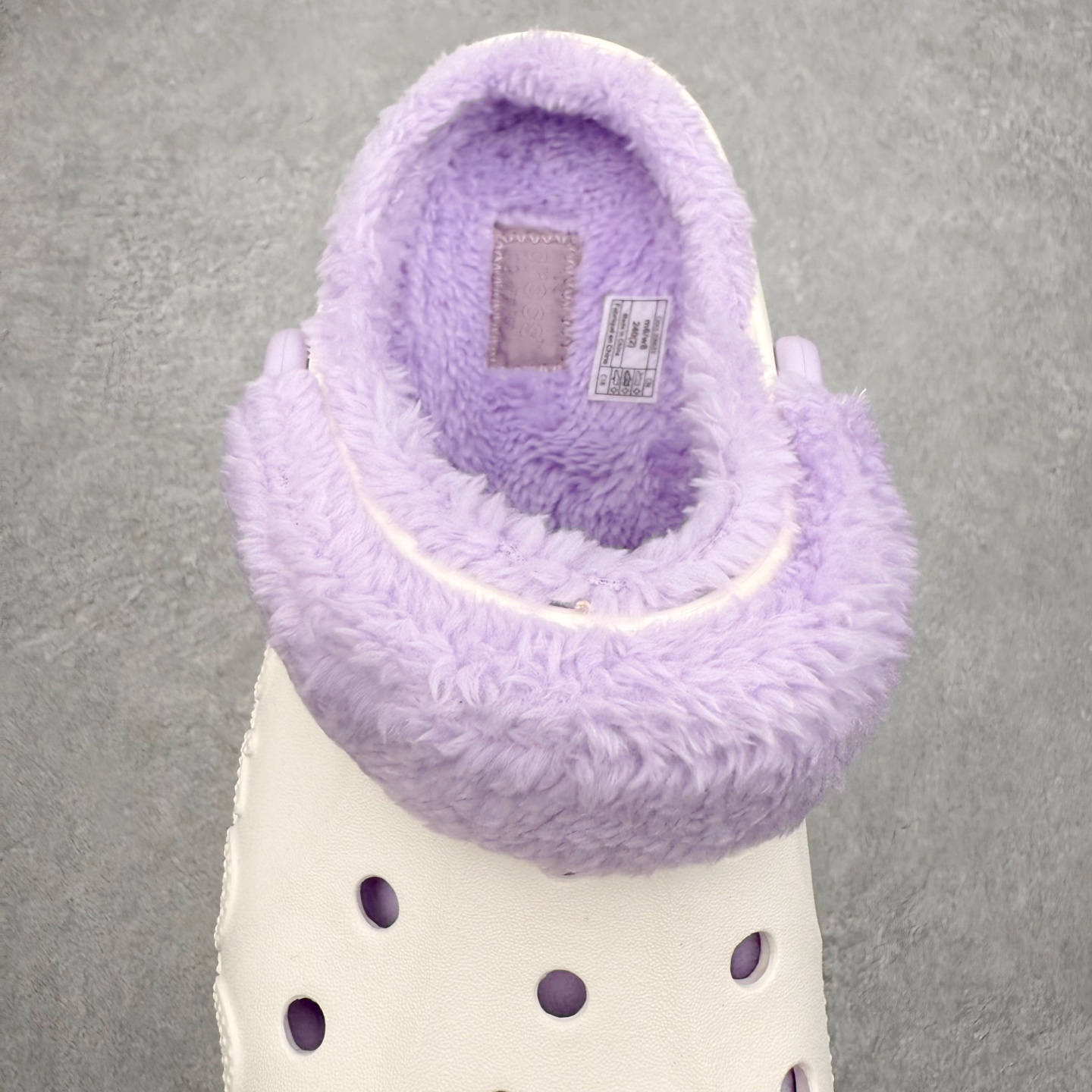 图片[5]-＃DG莞产 Crocs Baya Clog 卡骆驰经典贝雅简约休闲沙滩洞洞拖鞋凉鞋秋冬加绒款 透明防水袋包装 注意配件需单独购买 超轻Croslite专利材料打造 鞋面更加耐用易清洗 该鞋款轻盈舒适 2002年 经典克骆格诞生 秉承外形简单 穿着舒适的初衷 不断为消费者带来舒适的穿着体验 穿出“趣”味 鞋面洞洞可搭彰显个性的智必星 一鞋两穿 可调节式后跟带增添鞋身的稳固性能 放前面变成愜意舒适的凉拖 放后面行走跑跳更加稳妥 Croslite ™材料 封闭式细胞树脂 能够在体温作用下自动变形以适应脚部形状 涉水性优秀的同时易于清洁 抓地力强 不易打滑 Crocs的核心理念：轻便 灵活 全方位的舒适感 同步官方尺码：M4（36-37） M5（37-38）M6（38-39）M7（39-40）M8（41-42）M9（42-43）M10（43-44）M11（45-46）-选品中心