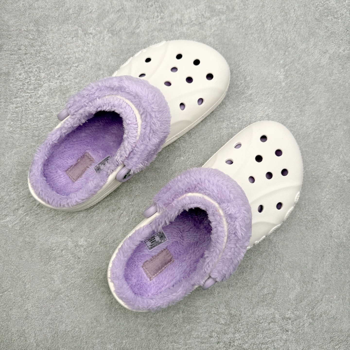 图片[3]-＃DG莞产 Crocs Baya Clog 卡骆驰经典贝雅简约休闲沙滩洞洞拖鞋凉鞋秋冬加绒款 透明防水袋包装 注意配件需单独购买 超轻Croslite专利材料打造 鞋面更加耐用易清洗 该鞋款轻盈舒适 2002年 经典克骆格诞生 秉承外形简单 穿着舒适的初衷 不断为消费者带来舒适的穿着体验 穿出“趣”味 鞋面洞洞可搭彰显个性的智必星 一鞋两穿 可调节式后跟带增添鞋身的稳固性能 放前面变成愜意舒适的凉拖 放后面行走跑跳更加稳妥 Croslite ™材料 封闭式细胞树脂 能够在体温作用下自动变形以适应脚部形状 涉水性优秀的同时易于清洁 抓地力强 不易打滑 Crocs的核心理念：轻便 灵活 全方位的舒适感 同步官方尺码：M4（36-37） M5（37-38）M6（38-39）M7（39-40）M8（41-42）M9（42-43）M10（43-44）M11（45-46）-选品中心