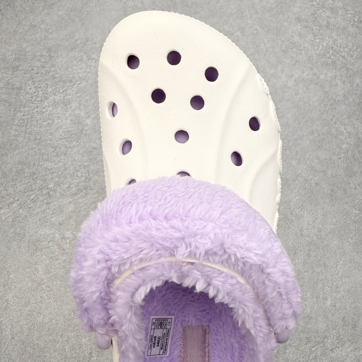 图片[4]-＃DG莞产 Crocs Baya Clog 卡骆驰经典贝雅简约休闲沙滩洞洞拖鞋凉鞋秋冬加绒款 透明防水袋包装 注意配件需单独购买 超轻Croslite专利材料打造 鞋面更加耐用易清洗 该鞋款轻盈舒适 2002年 经典克骆格诞生 秉承外形简单 穿着舒适的初衷 不断为消费者带来舒适的穿着体验 穿出“趣”味 鞋面洞洞可搭彰显个性的智必星 一鞋两穿 可调节式后跟带增添鞋身的稳固性能 放前面变成愜意舒适的凉拖 放后面行走跑跳更加稳妥 Croslite ™材料 封闭式细胞树脂 能够在体温作用下自动变形以适应脚部形状 涉水性优秀的同时易于清洁 抓地力强 不易打滑 Crocs的核心理念：轻便 灵活 全方位的舒适感 同步官方尺码：M4（36-37） M5（37-38）M6（38-39）M7（39-40）M8（41-42）M9（42-43）M10（43-44）M11（45-46）-选品中心