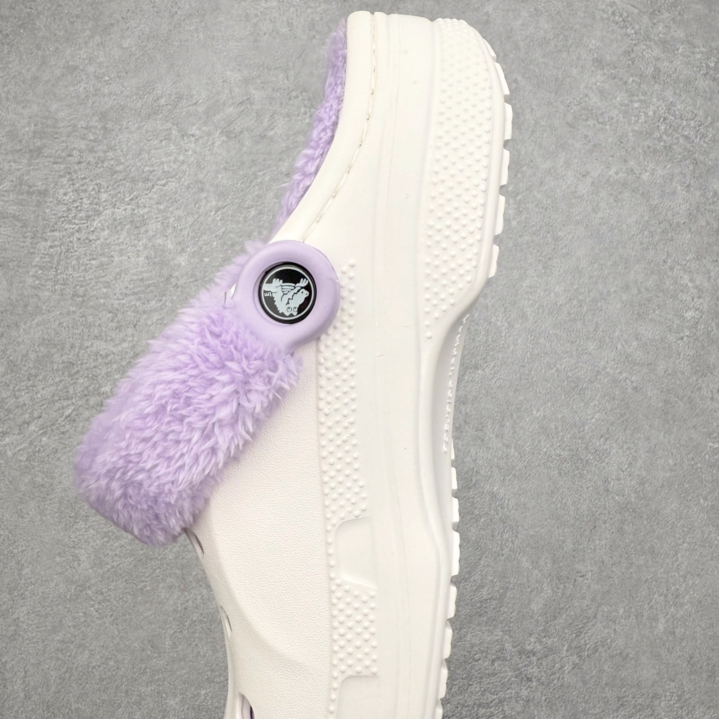 图片[7]-＃DG莞产 Crocs Baya Clog 卡骆驰经典贝雅简约休闲沙滩洞洞拖鞋凉鞋秋冬加绒款 透明防水袋包装 注意配件需单独购买 超轻Croslite专利材料打造 鞋面更加耐用易清洗 该鞋款轻盈舒适 2002年 经典克骆格诞生 秉承外形简单 穿着舒适的初衷 不断为消费者带来舒适的穿着体验 穿出“趣”味 鞋面洞洞可搭彰显个性的智必星 一鞋两穿 可调节式后跟带增添鞋身的稳固性能 放前面变成愜意舒适的凉拖 放后面行走跑跳更加稳妥 Croslite ™材料 封闭式细胞树脂 能够在体温作用下自动变形以适应脚部形状 涉水性优秀的同时易于清洁 抓地力强 不易打滑 Crocs的核心理念：轻便 灵活 全方位的舒适感 同步官方尺码：M4（36-37） M5（37-38）M6（38-39）M7（39-40）M8（41-42）M9（42-43）M10（43-44）M11（45-46）-选品中心