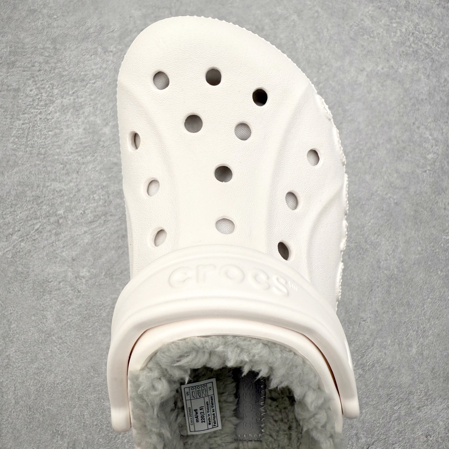 图片[4]-＃DG莞产 Crocs Baya Clog 卡骆驰经典贝雅简约休闲沙滩洞洞拖鞋凉鞋秋冬加绒款 透明防水袋包装 注意配件需单独购买 超轻Croslite专利材料打造 鞋面更加耐用易清洗 该鞋款轻盈舒适 2002年 经典克骆格诞生 秉承外形简单 穿着舒适的初衷 不断为消费者带来舒适的穿着体验 穿出“趣”味 鞋面洞洞可搭彰显个性的智必星 一鞋两穿 可调节式后跟带增添鞋身的稳固性能 放前面变成愜意舒适的凉拖 放后面行走跑跳更加稳妥 Croslite ™材料 封闭式细胞树脂 能够在体温作用下自动变形以适应脚部形状 涉水性优秀的同时易于清洁 抓地力强 不易打滑 Crocs的核心理念：轻便 灵活 全方位的舒适感 同步官方尺码：M4（36-37） M5（37-38）M6（38-39）M7（39-40）M8（41-42）M9（42-43）M10（43-44）M11（45-46）-选品中心