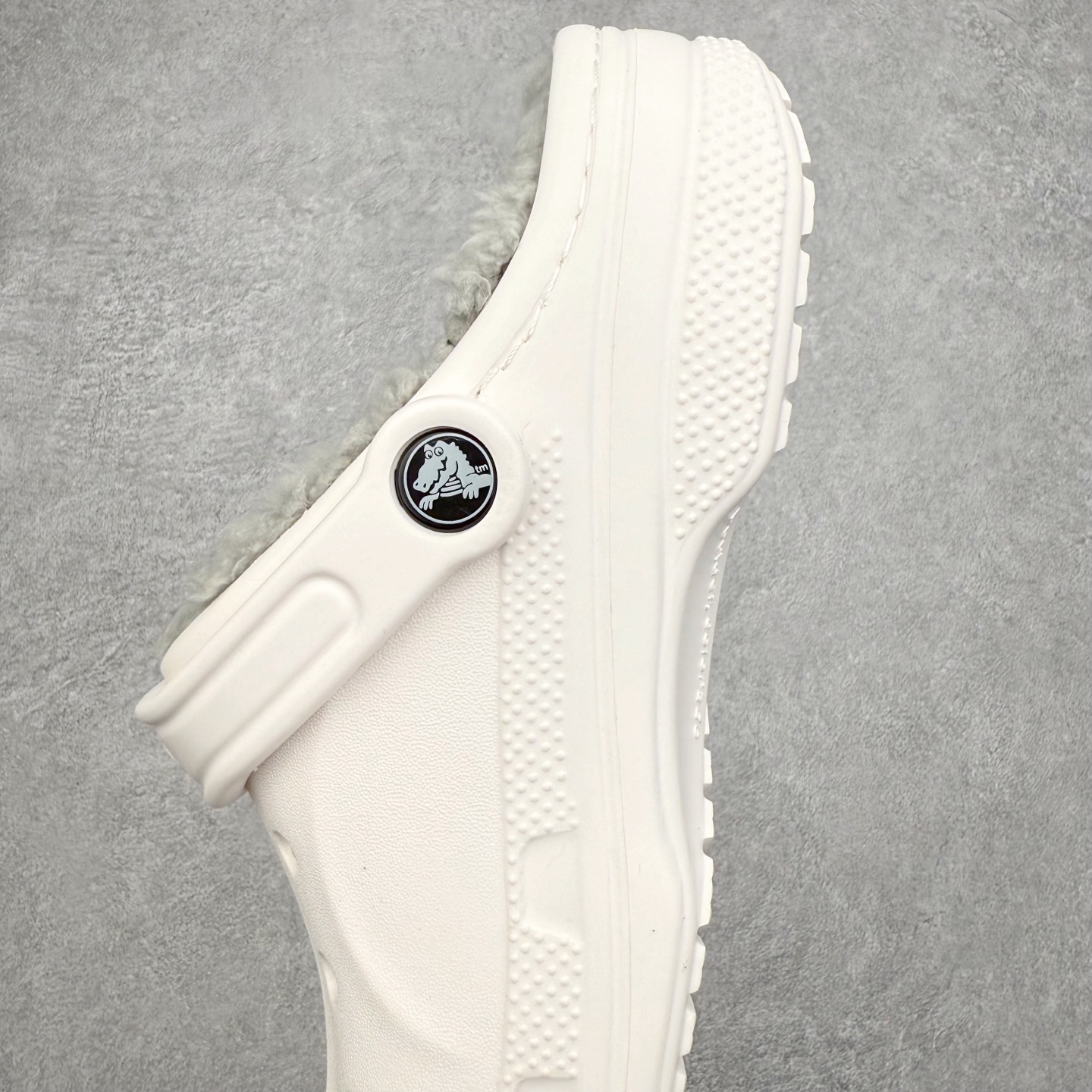 图片[8]-＃DG莞产 Crocs Baya Clog 卡骆驰经典贝雅简约休闲沙滩洞洞拖鞋凉鞋秋冬加绒款 透明防水袋包装 注意配件需单独购买 超轻Croslite专利材料打造 鞋面更加耐用易清洗 该鞋款轻盈舒适 2002年 经典克骆格诞生 秉承外形简单 穿着舒适的初衷 不断为消费者带来舒适的穿着体验 穿出“趣”味 鞋面洞洞可搭彰显个性的智必星 一鞋两穿 可调节式后跟带增添鞋身的稳固性能 放前面变成愜意舒适的凉拖 放后面行走跑跳更加稳妥 Croslite ™材料 封闭式细胞树脂 能够在体温作用下自动变形以适应脚部形状 涉水性优秀的同时易于清洁 抓地力强 不易打滑 Crocs的核心理念：轻便 灵活 全方位的舒适感 同步官方尺码：M4（36-37） M5（37-38）M6（38-39）M7（39-40）M8（41-42）M9（42-43）M10（43-44）M11（45-46）-选品中心