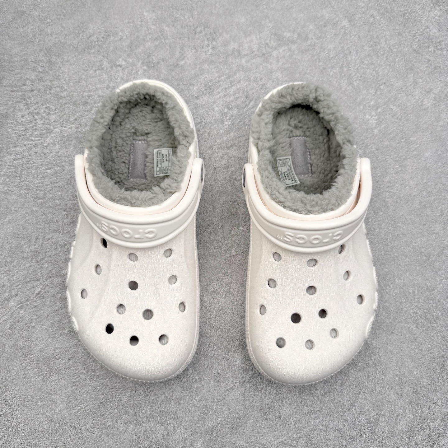 图片[2]-＃DG莞产 Crocs Baya Clog 卡骆驰经典贝雅简约休闲沙滩洞洞拖鞋凉鞋秋冬加绒款 透明防水袋包装 注意配件需单独购买 超轻Croslite专利材料打造 鞋面更加耐用易清洗 该鞋款轻盈舒适 2002年 经典克骆格诞生 秉承外形简单 穿着舒适的初衷 不断为消费者带来舒适的穿着体验 穿出“趣”味 鞋面洞洞可搭彰显个性的智必星 一鞋两穿 可调节式后跟带增添鞋身的稳固性能 放前面变成愜意舒适的凉拖 放后面行走跑跳更加稳妥 Croslite ™材料 封闭式细胞树脂 能够在体温作用下自动变形以适应脚部形状 涉水性优秀的同时易于清洁 抓地力强 不易打滑 Crocs的核心理念：轻便 灵活 全方位的舒适感 同步官方尺码：M4（36-37） M5（37-38）M6（38-39）M7（39-40）M8（41-42）M9（42-43）M10（43-44）M11（45-46）-选品中心