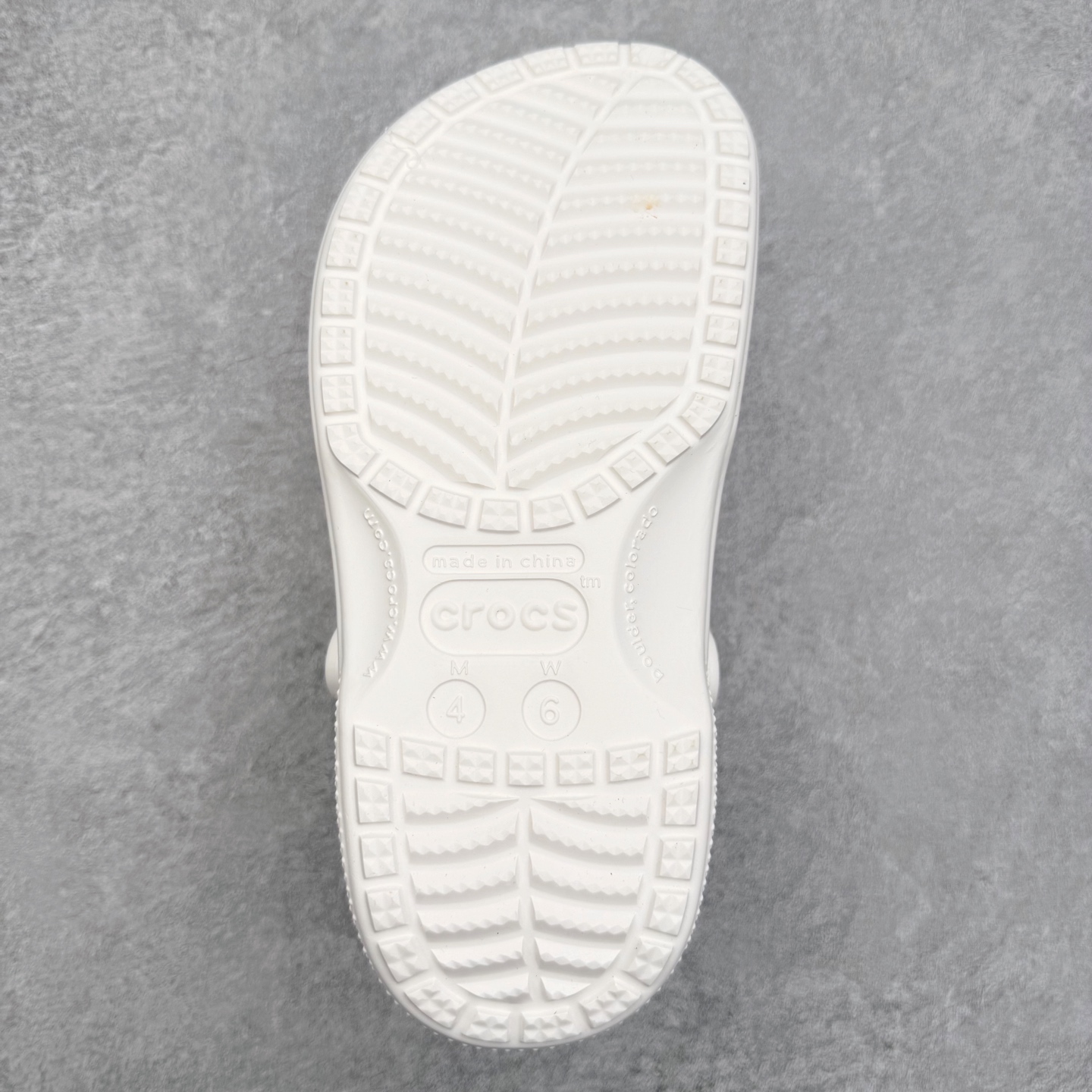 图片[9]-＃DG莞产 Crocs Baya Clog 卡骆驰经典贝雅简约休闲沙滩洞洞拖鞋凉鞋秋冬加绒款 透明防水袋包装 注意配件需单独购买 超轻Croslite专利材料打造 鞋面更加耐用易清洗 该鞋款轻盈舒适 2002年 经典克骆格诞生 秉承外形简单 穿着舒适的初衷 不断为消费者带来舒适的穿着体验 穿出“趣”味 鞋面洞洞可搭彰显个性的智必星 一鞋两穿 可调节式后跟带增添鞋身的稳固性能 放前面变成愜意舒适的凉拖 放后面行走跑跳更加稳妥 Croslite ™材料 封闭式细胞树脂 能够在体温作用下自动变形以适应脚部形状 涉水性优秀的同时易于清洁 抓地力强 不易打滑 Crocs的核心理念：轻便 灵活 全方位的舒适感 同步官方尺码：M4（36-37） M5（37-38）M6（38-39）M7（39-40）M8（41-42）M9（42-43）M10（43-44）M11（45-46）-选品中心