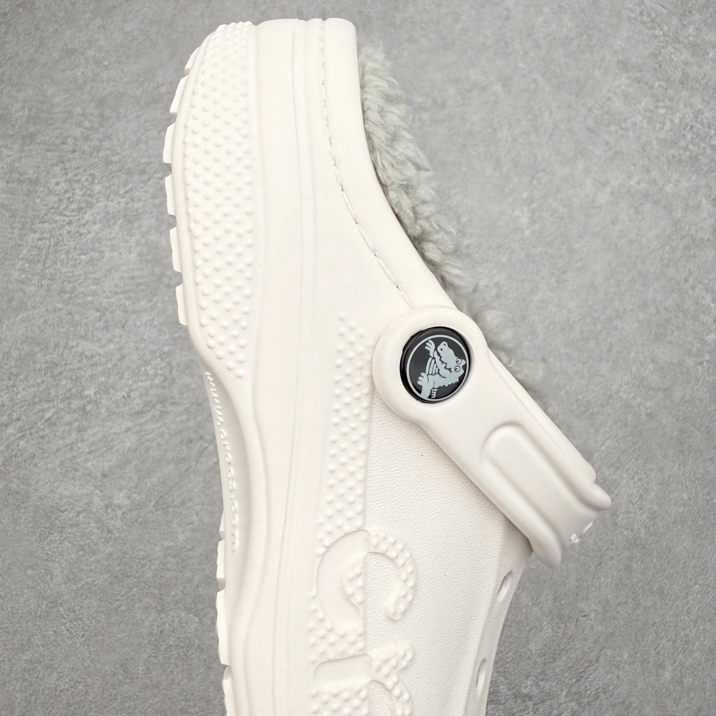 图片[6]-＃DG莞产 Crocs Baya Clog 卡骆驰经典贝雅简约休闲沙滩洞洞拖鞋凉鞋秋冬加绒款 透明防水袋包装 注意配件需单独购买 超轻Croslite专利材料打造 鞋面更加耐用易清洗 该鞋款轻盈舒适 2002年 经典克骆格诞生 秉承外形简单 穿着舒适的初衷 不断为消费者带来舒适的穿着体验 穿出“趣”味 鞋面洞洞可搭彰显个性的智必星 一鞋两穿 可调节式后跟带增添鞋身的稳固性能 放前面变成愜意舒适的凉拖 放后面行走跑跳更加稳妥 Croslite ™材料 封闭式细胞树脂 能够在体温作用下自动变形以适应脚部形状 涉水性优秀的同时易于清洁 抓地力强 不易打滑 Crocs的核心理念：轻便 灵活 全方位的舒适感 同步官方尺码：M4（36-37） M5（37-38）M6（38-39）M7（39-40）M8（41-42）M9（42-43）M10（43-44）M11（45-46）-选品中心