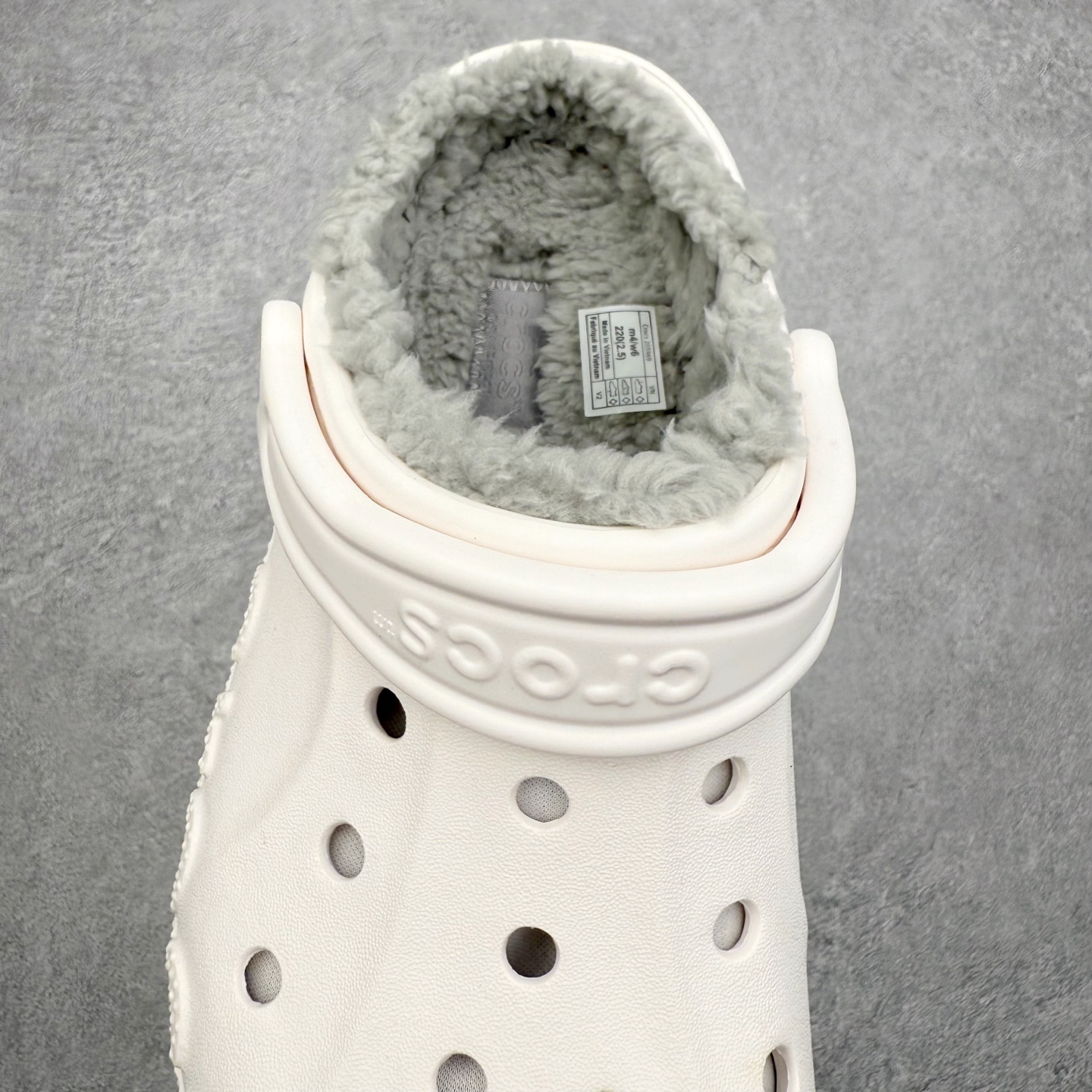 图片[5]-＃DG莞产 Crocs Baya Clog 卡骆驰经典贝雅简约休闲沙滩洞洞拖鞋凉鞋秋冬加绒款 透明防水袋包装 注意配件需单独购买 超轻Croslite专利材料打造 鞋面更加耐用易清洗 该鞋款轻盈舒适 2002年 经典克骆格诞生 秉承外形简单 穿着舒适的初衷 不断为消费者带来舒适的穿着体验 穿出“趣”味 鞋面洞洞可搭彰显个性的智必星 一鞋两穿 可调节式后跟带增添鞋身的稳固性能 放前面变成愜意舒适的凉拖 放后面行走跑跳更加稳妥 Croslite ™材料 封闭式细胞树脂 能够在体温作用下自动变形以适应脚部形状 涉水性优秀的同时易于清洁 抓地力强 不易打滑 Crocs的核心理念：轻便 灵活 全方位的舒适感 同步官方尺码：M4（36-37） M5（37-38）M6（38-39）M7（39-40）M8（41-42）M9（42-43）M10（43-44）M11（45-46）-选品中心