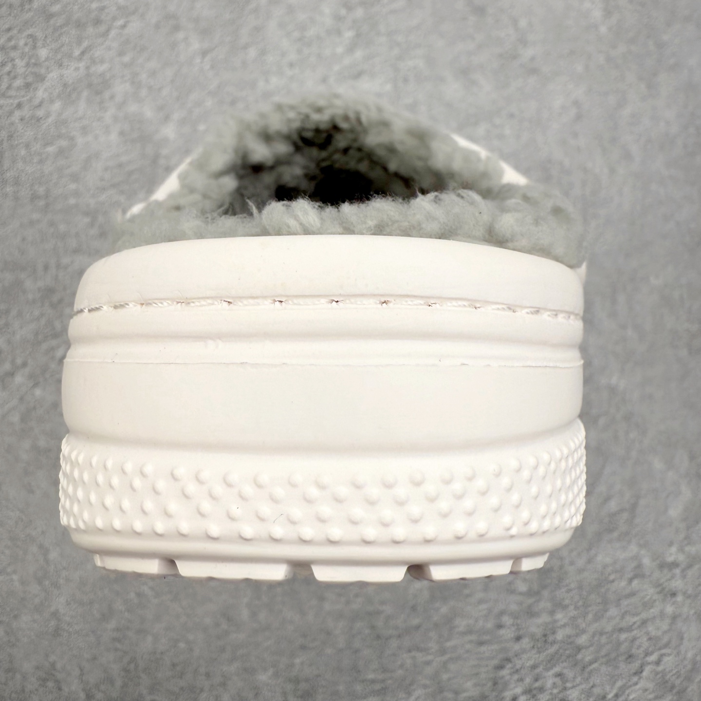 图片[7]-＃DG莞产 Crocs Baya Clog 卡骆驰经典贝雅简约休闲沙滩洞洞拖鞋凉鞋秋冬加绒款 透明防水袋包装 注意配件需单独购买 超轻Croslite专利材料打造 鞋面更加耐用易清洗 该鞋款轻盈舒适 2002年 经典克骆格诞生 秉承外形简单 穿着舒适的初衷 不断为消费者带来舒适的穿着体验 穿出“趣”味 鞋面洞洞可搭彰显个性的智必星 一鞋两穿 可调节式后跟带增添鞋身的稳固性能 放前面变成愜意舒适的凉拖 放后面行走跑跳更加稳妥 Croslite ™材料 封闭式细胞树脂 能够在体温作用下自动变形以适应脚部形状 涉水性优秀的同时易于清洁 抓地力强 不易打滑 Crocs的核心理念：轻便 灵活 全方位的舒适感 同步官方尺码：M4（36-37） M5（37-38）M6（38-39）M7（39-40）M8（41-42）M9（42-43）M10（43-44）M11（45-46）-选品中心