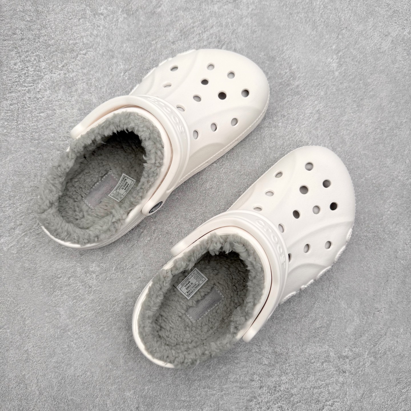 图片[3]-＃DG莞产 Crocs Baya Clog 卡骆驰经典贝雅简约休闲沙滩洞洞拖鞋凉鞋秋冬加绒款 透明防水袋包装 注意配件需单独购买 超轻Croslite专利材料打造 鞋面更加耐用易清洗 该鞋款轻盈舒适 2002年 经典克骆格诞生 秉承外形简单 穿着舒适的初衷 不断为消费者带来舒适的穿着体验 穿出“趣”味 鞋面洞洞可搭彰显个性的智必星 一鞋两穿 可调节式后跟带增添鞋身的稳固性能 放前面变成愜意舒适的凉拖 放后面行走跑跳更加稳妥 Croslite ™材料 封闭式细胞树脂 能够在体温作用下自动变形以适应脚部形状 涉水性优秀的同时易于清洁 抓地力强 不易打滑 Crocs的核心理念：轻便 灵活 全方位的舒适感 同步官方尺码：M4（36-37） M5（37-38）M6（38-39）M7（39-40）M8（41-42）M9（42-43）M10（43-44）M11（45-46）-选品中心
