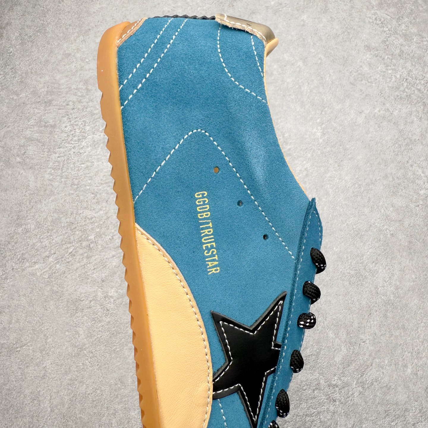 图片[6]-Golden Goose True Star 25s最新款 易烊千玺 萱美 王一博 朱亚文同款小红书爆款运动鞋 采用进口牛皮羊皮内里 舒适感爆满 Golden Goose True Star「为叛逆而生」的鞋履，其价值不仅在于材质与工艺，更在于对主流审美规则的颠覆。它适合那些追求「非标准化时尚」、愿意为独特性支付溢价的消费者，尤其在潮流易逝的当下，其手工做旧设计反而赋予产品「反潮流」的永恒感。然而，对于务实型消费者而言，高昂的价格、小众的风格以及相对复杂的护理需求（如避免接触尖锐物体）可能使其性价比大打折扣。若将其视为「可穿戴的艺术品」，True Star 无疑是成功的；若以传统鞋履标准衡量，它则更像是一场关于时尚哲学的实验。#记录吧就现在 #goldengoose #易烊千玺 #ggdb #宝藏男孩易烊千玺 #鞋控の日常 #潮流薯 #复古穿搭 尺码：35 36 37 38 39 40 41 42 43 44 45-选品中心