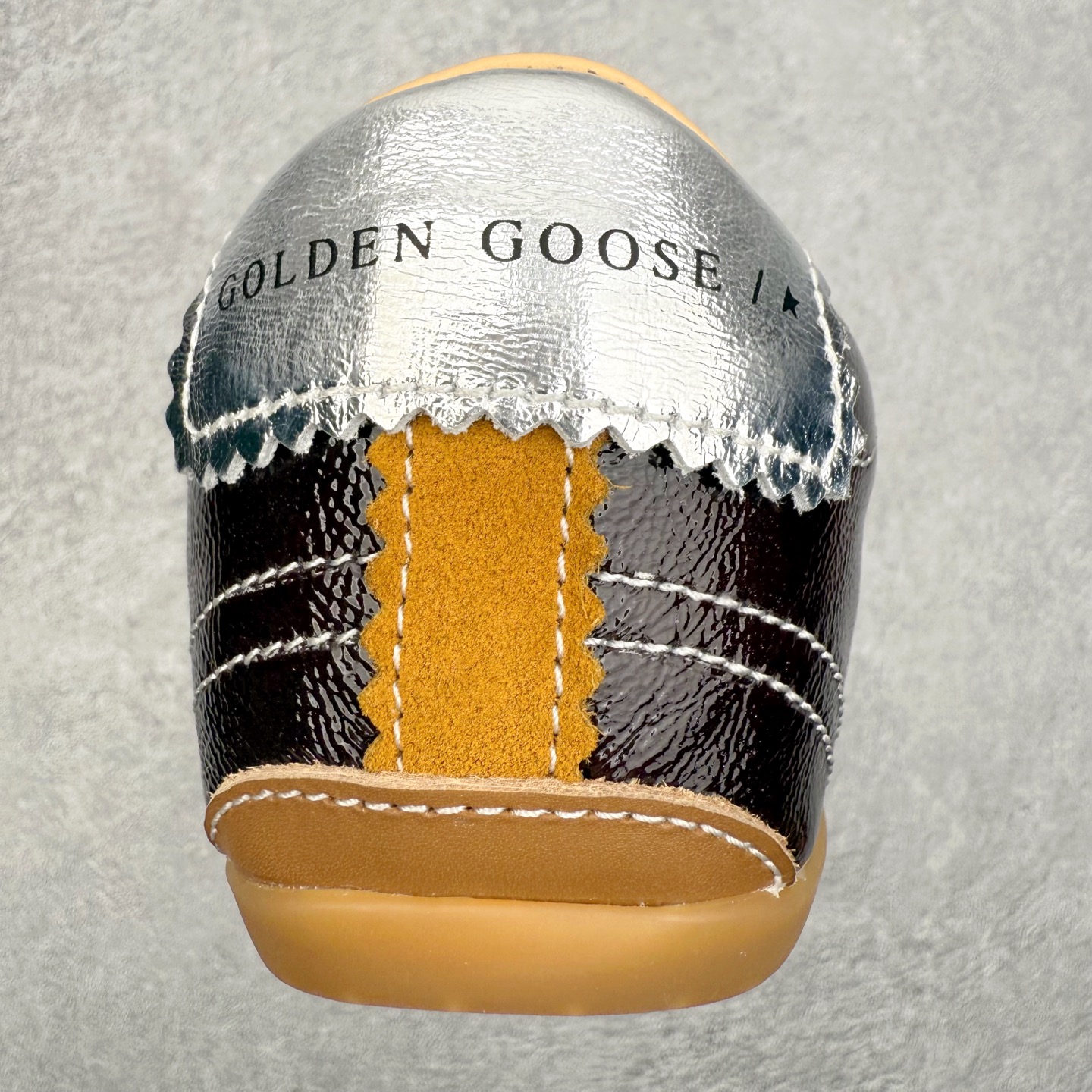 图片[8]-Golden Goose True Star 25s最新款 易烊千玺 萱美 王一博 朱亚文同款小红书爆款运动鞋 采用进口牛皮羊皮内里 舒适感爆满 Golden Goose True Star「为叛逆而生」的鞋履，其价值不仅在于材质与工艺，更在于对主流审美规则的颠覆。它适合那些追求「非标准化时尚」、愿意为独特性支付溢价的消费者，尤其在潮流易逝的当下，其手工做旧设计反而赋予产品「反潮流」的永恒感。然而，对于务实型消费者而言，高昂的价格、小众的风格以及相对复杂的护理需求（如避免接触尖锐物体）可能使其性价比大打折扣。若将其视为「可穿戴的艺术品」，True Star 无疑是成功的；若以传统鞋履标准衡量，它则更像是一场关于时尚哲学的实验。#记录吧就现在 #goldengoose #易烊千玺 #ggdb #宝藏男孩易烊千玺 #鞋控の日常 #潮流薯 #复古穿搭 尺码：35 36 37 38 39 40 41 42 43 44 45-选品中心