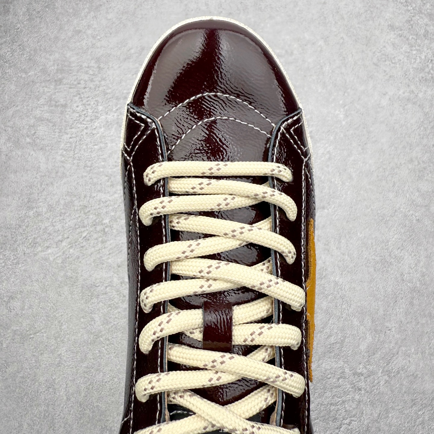 图片[4]-Golden Goose True Star 25s最新款 易烊千玺 萱美 王一博 朱亚文同款小红书爆款运动鞋 采用进口牛皮羊皮内里 舒适感爆满 Golden Goose True Star「为叛逆而生」的鞋履，其价值不仅在于材质与工艺，更在于对主流审美规则的颠覆。它适合那些追求「非标准化时尚」、愿意为独特性支付溢价的消费者，尤其在潮流易逝的当下，其手工做旧设计反而赋予产品「反潮流」的永恒感。然而，对于务实型消费者而言，高昂的价格、小众的风格以及相对复杂的护理需求（如避免接触尖锐物体）可能使其性价比大打折扣。若将其视为「可穿戴的艺术品」，True Star 无疑是成功的；若以传统鞋履标准衡量，它则更像是一场关于时尚哲学的实验。#记录吧就现在 #goldengoose #易烊千玺 #ggdb #宝藏男孩易烊千玺 #鞋控の日常 #潮流薯 #复古穿搭 尺码：35 36 37 38 39 40 41 42 43 44 45-选品中心