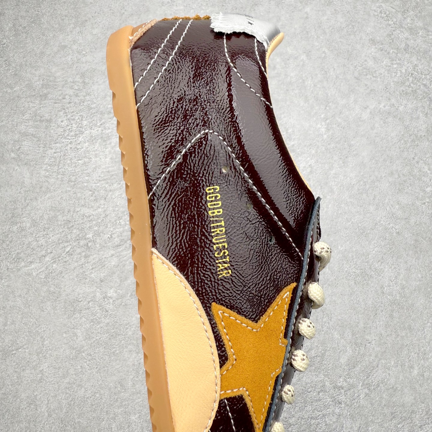 图片[6]-Golden Goose True Star 25s最新款 易烊千玺 萱美 王一博 朱亚文同款小红书爆款运动鞋 采用进口牛皮羊皮内里 舒适感爆满 Golden Goose True Star「为叛逆而生」的鞋履，其价值不仅在于材质与工艺，更在于对主流审美规则的颠覆。它适合那些追求「非标准化时尚」、愿意为独特性支付溢价的消费者，尤其在潮流易逝的当下，其手工做旧设计反而赋予产品「反潮流」的永恒感。然而，对于务实型消费者而言，高昂的价格、小众的风格以及相对复杂的护理需求（如避免接触尖锐物体）可能使其性价比大打折扣。若将其视为「可穿戴的艺术品」，True Star 无疑是成功的；若以传统鞋履标准衡量，它则更像是一场关于时尚哲学的实验。#记录吧就现在 #goldengoose #易烊千玺 #ggdb #宝藏男孩易烊千玺 #鞋控の日常 #潮流薯 #复古穿搭 尺码：35 36 37 38 39 40 41 42 43 44 45-选品中心