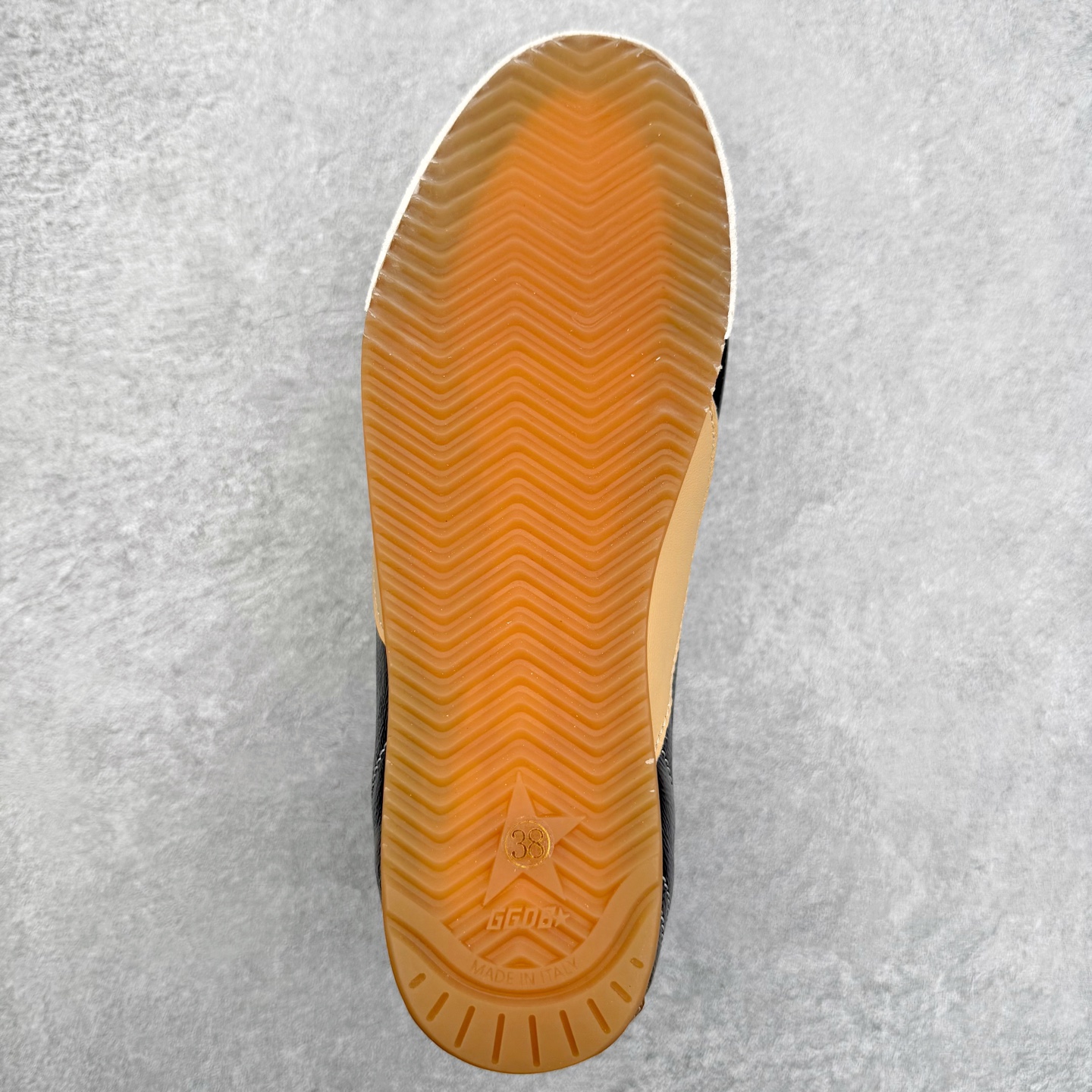 图片[9]-Golden Goose True Star 25s最新款 易烊千玺 萱美 王一博 朱亚文同款小红书爆款运动鞋 采用进口牛皮羊皮内里 舒适感爆满 Golden Goose True Star「为叛逆而生」的鞋履，其价值不仅在于材质与工艺，更在于对主流审美规则的颠覆。它适合那些追求「非标准化时尚」、愿意为独特性支付溢价的消费者，尤其在潮流易逝的当下，其手工做旧设计反而赋予产品「反潮流」的永恒感。然而，对于务实型消费者而言，高昂的价格、小众的风格以及相对复杂的护理需求（如避免接触尖锐物体）可能使其性价比大打折扣。若将其视为「可穿戴的艺术品」，True Star 无疑是成功的；若以传统鞋履标准衡量，它则更像是一场关于时尚哲学的实验。#记录吧就现在 #goldengoose #易烊千玺 #ggdb #宝藏男孩易烊千玺 #鞋控の日常 #潮流薯 #复古穿搭 尺码：35 36 37 38 39 40 41 42 43 44 45-选品中心