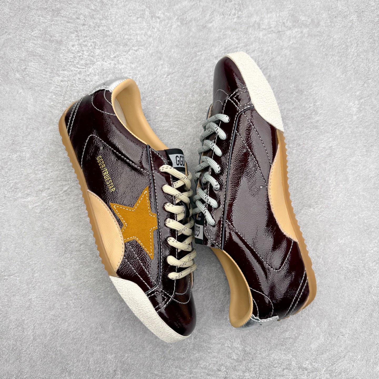 图片[3]-Golden Goose True Star 25s最新款 易烊千玺 萱美 王一博 朱亚文同款小红书爆款运动鞋 采用进口牛皮羊皮内里 舒适感爆满 Golden Goose True Star「为叛逆而生」的鞋履，其价值不仅在于材质与工艺，更在于对主流审美规则的颠覆。它适合那些追求「非标准化时尚」、愿意为独特性支付溢价的消费者，尤其在潮流易逝的当下，其手工做旧设计反而赋予产品「反潮流」的永恒感。然而，对于务实型消费者而言，高昂的价格、小众的风格以及相对复杂的护理需求（如避免接触尖锐物体）可能使其性价比大打折扣。若将其视为「可穿戴的艺术品」，True Star 无疑是成功的；若以传统鞋履标准衡量，它则更像是一场关于时尚哲学的实验。#记录吧就现在 #goldengoose #易烊千玺 #ggdb #宝藏男孩易烊千玺 #鞋控の日常 #潮流薯 #复古穿搭 尺码：35 36 37 38 39 40 41 42 43 44 45-选品中心