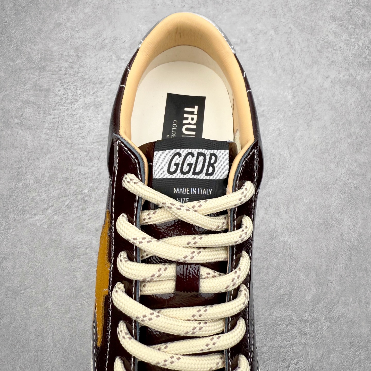 图片[5]-Golden Goose True Star 25s最新款 易烊千玺 萱美 王一博 朱亚文同款小红书爆款运动鞋 采用进口牛皮羊皮内里 舒适感爆满 Golden Goose True Star「为叛逆而生」的鞋履，其价值不仅在于材质与工艺，更在于对主流审美规则的颠覆。它适合那些追求「非标准化时尚」、愿意为独特性支付溢价的消费者，尤其在潮流易逝的当下，其手工做旧设计反而赋予产品「反潮流」的永恒感。然而，对于务实型消费者而言，高昂的价格、小众的风格以及相对复杂的护理需求（如避免接触尖锐物体）可能使其性价比大打折扣。若将其视为「可穿戴的艺术品」，True Star 无疑是成功的；若以传统鞋履标准衡量，它则更像是一场关于时尚哲学的实验。#记录吧就现在 #goldengoose #易烊千玺 #ggdb #宝藏男孩易烊千玺 #鞋控の日常 #潮流薯 #复古穿搭 尺码：35 36 37 38 39 40 41 42 43 44 45-选品中心