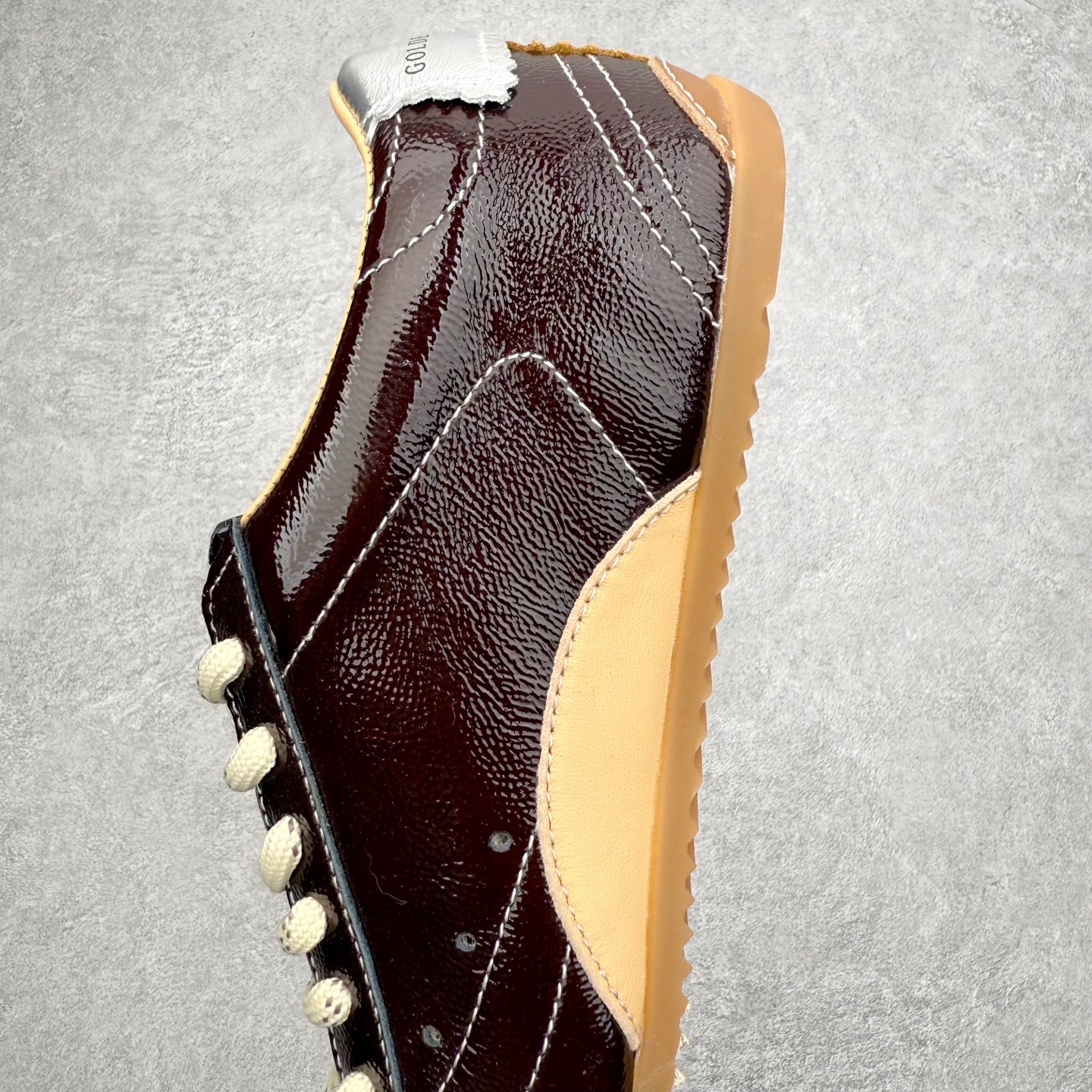 图片[7]-Golden Goose True Star 25s最新款 易烊千玺 萱美 王一博 朱亚文同款小红书爆款运动鞋 采用进口牛皮羊皮内里 舒适感爆满 Golden Goose True Star「为叛逆而生」的鞋履，其价值不仅在于材质与工艺，更在于对主流审美规则的颠覆。它适合那些追求「非标准化时尚」、愿意为独特性支付溢价的消费者，尤其在潮流易逝的当下，其手工做旧设计反而赋予产品「反潮流」的永恒感。然而，对于务实型消费者而言，高昂的价格、小众的风格以及相对复杂的护理需求（如避免接触尖锐物体）可能使其性价比大打折扣。若将其视为「可穿戴的艺术品」，True Star 无疑是成功的；若以传统鞋履标准衡量，它则更像是一场关于时尚哲学的实验。#记录吧就现在 #goldengoose #易烊千玺 #ggdb #宝藏男孩易烊千玺 #鞋控の日常 #潮流薯 #复古穿搭 尺码：35 36 37 38 39 40 41 42 43 44 45-选品中心