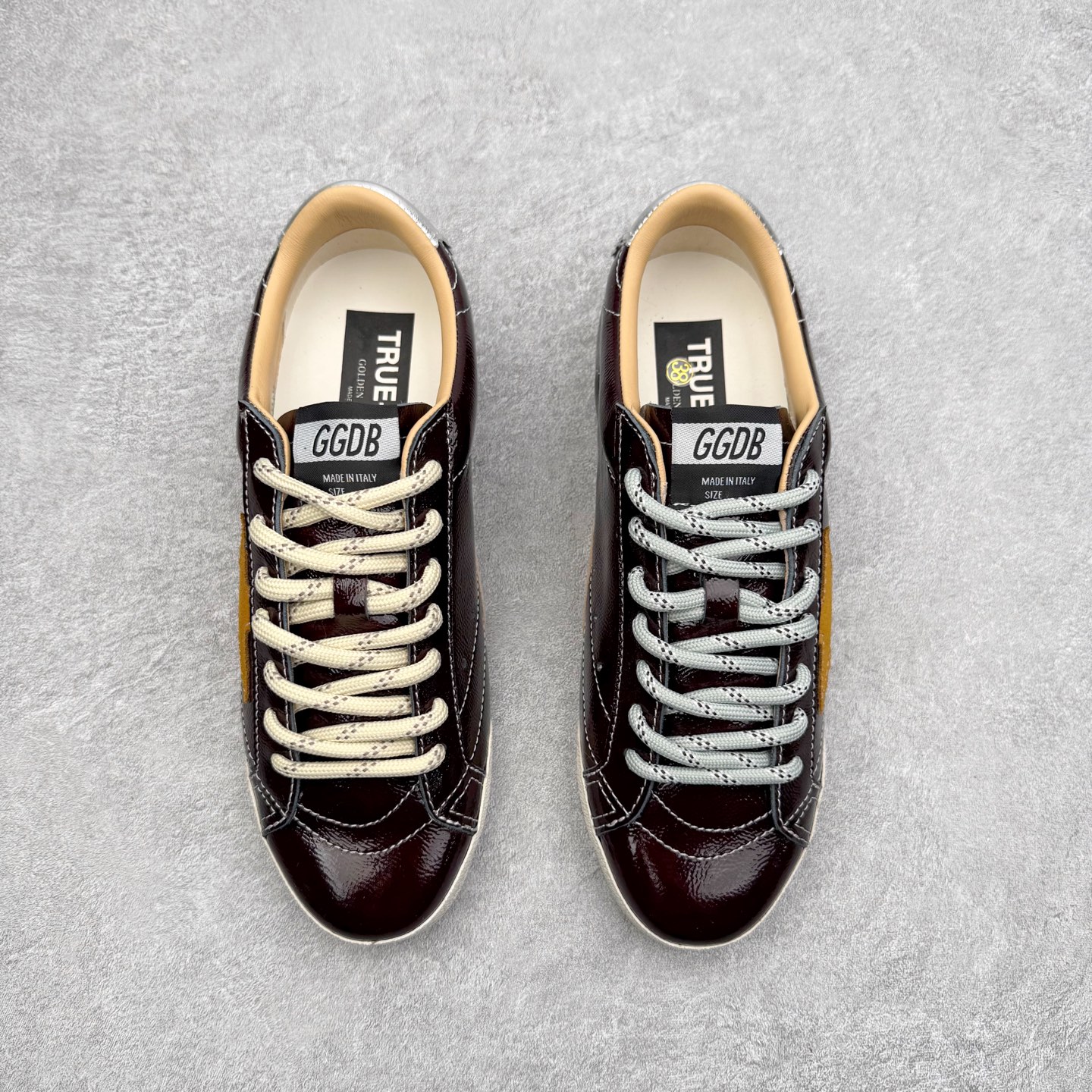 图片[2]-Golden Goose True Star 25s最新款 易烊千玺 萱美 王一博 朱亚文同款小红书爆款运动鞋 采用进口牛皮羊皮内里 舒适感爆满 Golden Goose True Star「为叛逆而生」的鞋履，其价值不仅在于材质与工艺，更在于对主流审美规则的颠覆。它适合那些追求「非标准化时尚」、愿意为独特性支付溢价的消费者，尤其在潮流易逝的当下，其手工做旧设计反而赋予产品「反潮流」的永恒感。然而，对于务实型消费者而言，高昂的价格、小众的风格以及相对复杂的护理需求（如避免接触尖锐物体）可能使其性价比大打折扣。若将其视为「可穿戴的艺术品」，True Star 无疑是成功的；若以传统鞋履标准衡量，它则更像是一场关于时尚哲学的实验。#记录吧就现在 #goldengoose #易烊千玺 #ggdb #宝藏男孩易烊千玺 #鞋控の日常 #潮流薯 #复古穿搭 尺码：35 36 37 38 39 40 41 42 43 44 45-选品中心