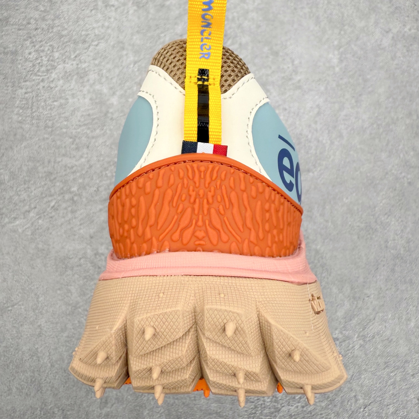 图片[8]-Moncler Trailgrip Gore-Tex 蒙口越野旅行系列低帮厚底轻量户外登山运动鞋 盟可睐MONCLER TRAILGRIP 鞋履新季系列 前卫设计碰撞实用科技 轻盈面料无惧炎热夏季 Trailgrip运动鞋作为盟可睐Moncler的秋冬新作横空出世 融蕴品牌山地基因 运用科技前沿技术 征服野外复杂地形 醒目的胎纹设计搭配弧形橡胶鞋头 确保经久耐穿 为山野探险与都市畅游提供高效防护 Trailgrip 2023春夏系列将在既有的实用性基础之上 推出全新配色 并采用更轻材质 尺码：35 36 37 38 39 40 41 42 43 44 45 46-选品中心