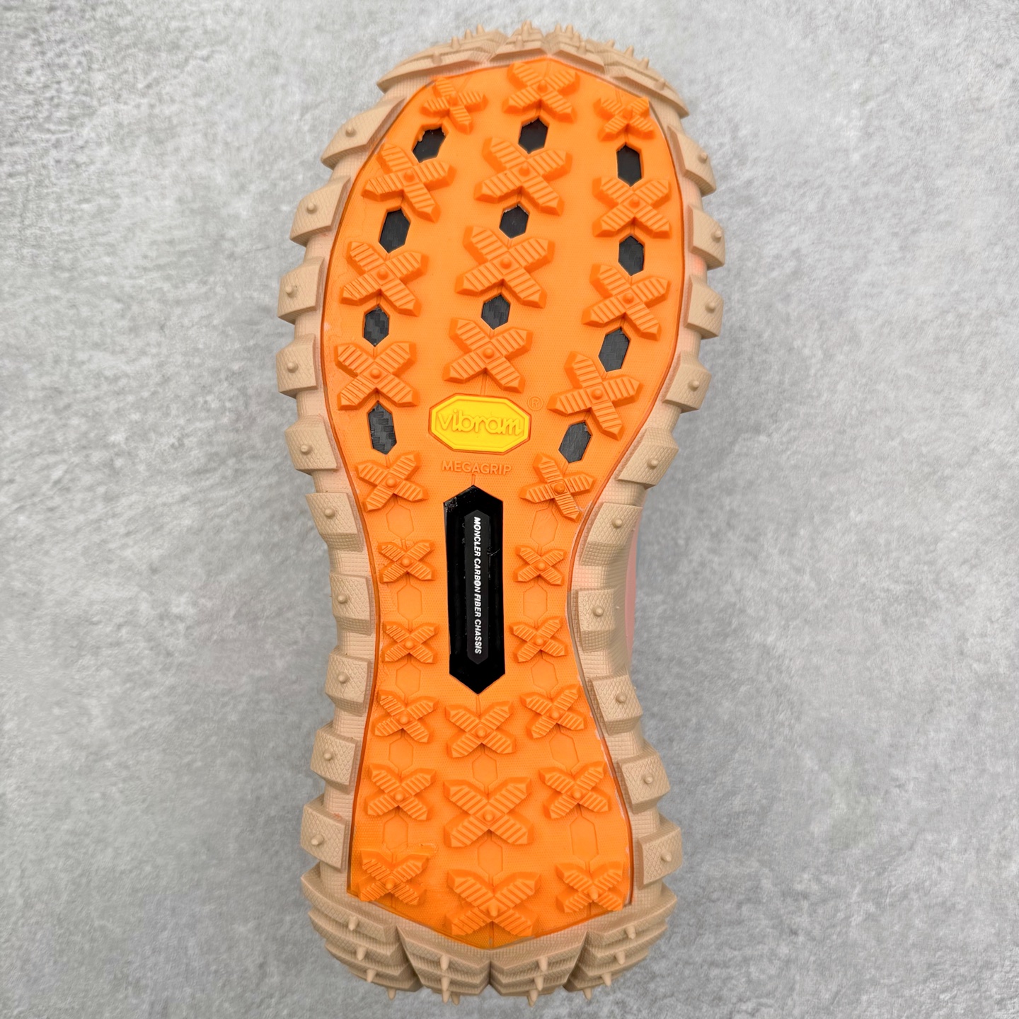 图片[9]-Moncler Trailgrip Gore-Tex 蒙口越野旅行系列低帮厚底轻量户外登山运动鞋 盟可睐MONCLER TRAILGRIP 鞋履新季系列 前卫设计碰撞实用科技 轻盈面料无惧炎热夏季 Trailgrip运动鞋作为盟可睐Moncler的秋冬新作横空出世 融蕴品牌山地基因 运用科技前沿技术 征服野外复杂地形 醒目的胎纹设计搭配弧形橡胶鞋头 确保经久耐穿 为山野探险与都市畅游提供高效防护 Trailgrip 2023春夏系列将在既有的实用性基础之上 推出全新配色 并采用更轻材质 尺码：35 36 37 38 39 40 41 42 43 44 45 46-选品中心