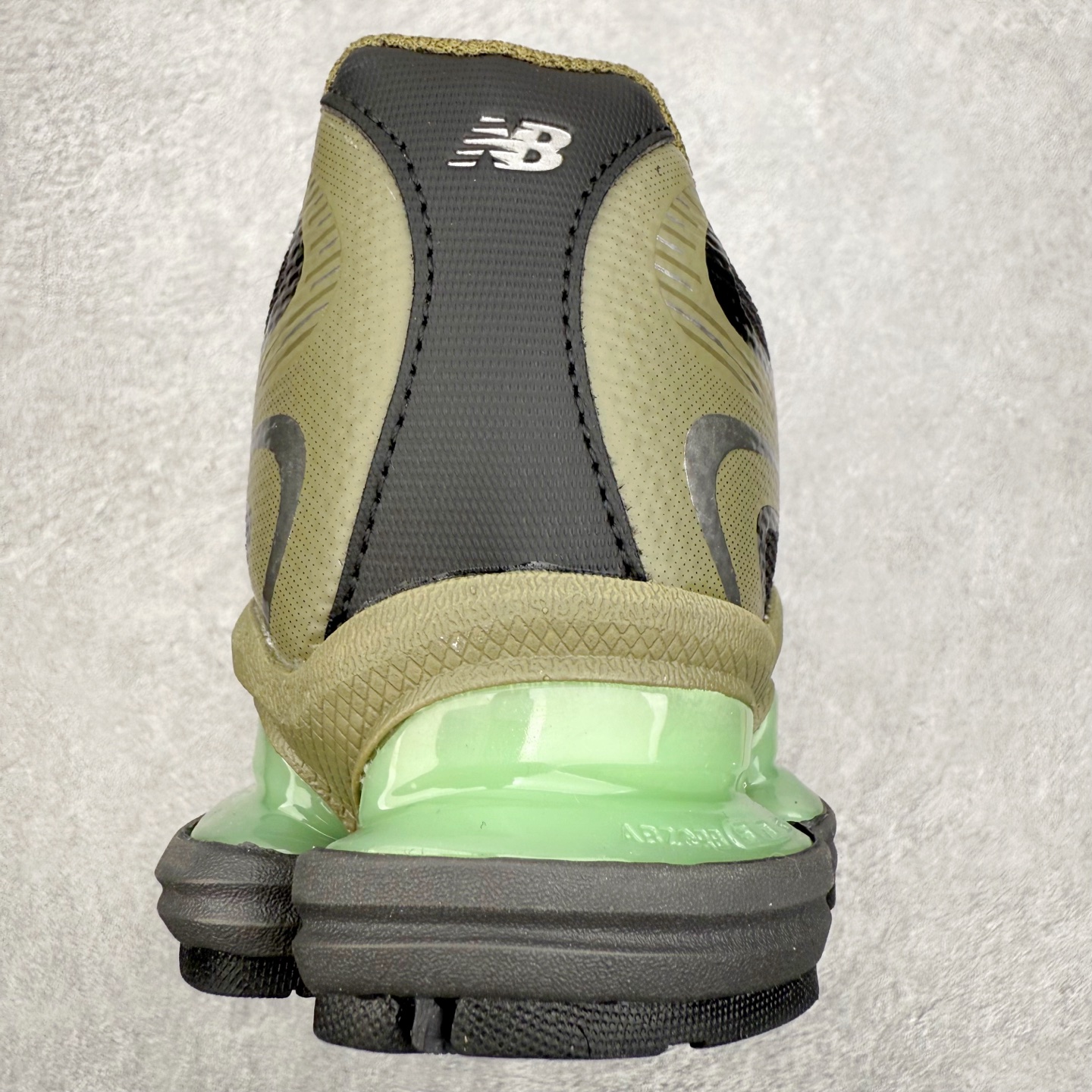 图片[8]-New Balance NB2000 舒适百搭防滑耐磨低帮 休闲跑步鞋 New Balance 在近两年的球鞋市场屡出奇招，在经典鞋型保持进一步增长的同时，推出的每一款新鞋型也都有傲人的战绩。在 327、9060 等鞋型获得成功之后，今天 New Balance 家族又迎来了新鲜血液的注入。这双 New Balance 2000 依然是融合了新旧元素的跑鞋造型，命名为 2000，或许是它的设计理念有着 Y2K 的血统。最大的亮点，在于这双鞋的中底。外侧以五个 ABZORB 单元，带来极具辨识度和冲击力的视觉效果，让这双鞋在外观和脚感方面都颇具吸引力。尺码：36 37 37.5 38 38.5 39 40 40.5 41 42 42.5 43 44 45 46-选品中心