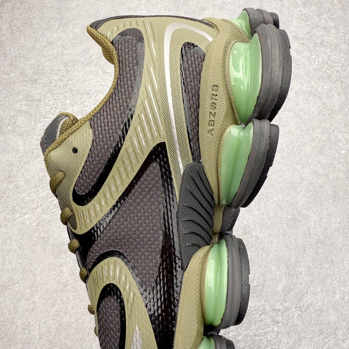 图片[7]-New Balance NB2000 舒适百搭防滑耐磨低帮 休闲跑步鞋 New Balance 在近两年的球鞋市场屡出奇招，在经典鞋型保持进一步增长的同时，推出的每一款新鞋型也都有傲人的战绩。在 327、9060 等鞋型获得成功之后，今天 New Balance 家族又迎来了新鲜血液的注入。这双 New Balance 2000 依然是融合了新旧元素的跑鞋造型，命名为 2000，或许是它的设计理念有着 Y2K 的血统。最大的亮点，在于这双鞋的中底。外侧以五个 ABZORB 单元，带来极具辨识度和冲击力的视觉效果，让这双鞋在外观和脚感方面都颇具吸引力。尺码：36 37 37.5 38 38.5 39 40 40.5 41 42 42.5 43 44 45 46-选品中心