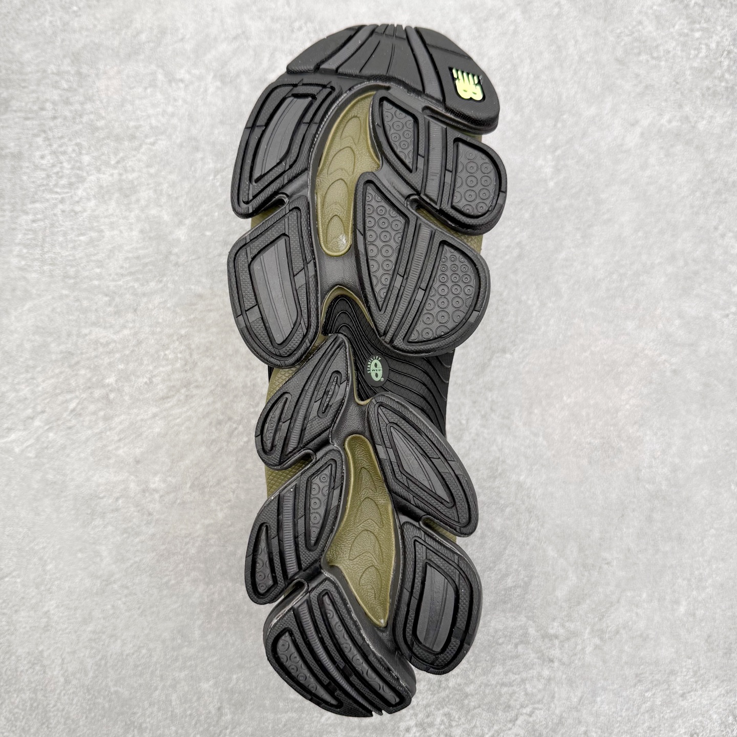 图片[9]-New Balance NB2000 舒适百搭防滑耐磨低帮 休闲跑步鞋 New Balance 在近两年的球鞋市场屡出奇招，在经典鞋型保持进一步增长的同时，推出的每一款新鞋型也都有傲人的战绩。在 327、9060 等鞋型获得成功之后，今天 New Balance 家族又迎来了新鲜血液的注入。这双 New Balance 2000 依然是融合了新旧元素的跑鞋造型，命名为 2000，或许是它的设计理念有着 Y2K 的血统。最大的亮点，在于这双鞋的中底。外侧以五个 ABZORB 单元，带来极具辨识度和冲击力的视觉效果，让这双鞋在外观和脚感方面都颇具吸引力。尺码：36 37 37.5 38 38.5 39 40 40.5 41 42 42.5 43 44 45 46-选品中心