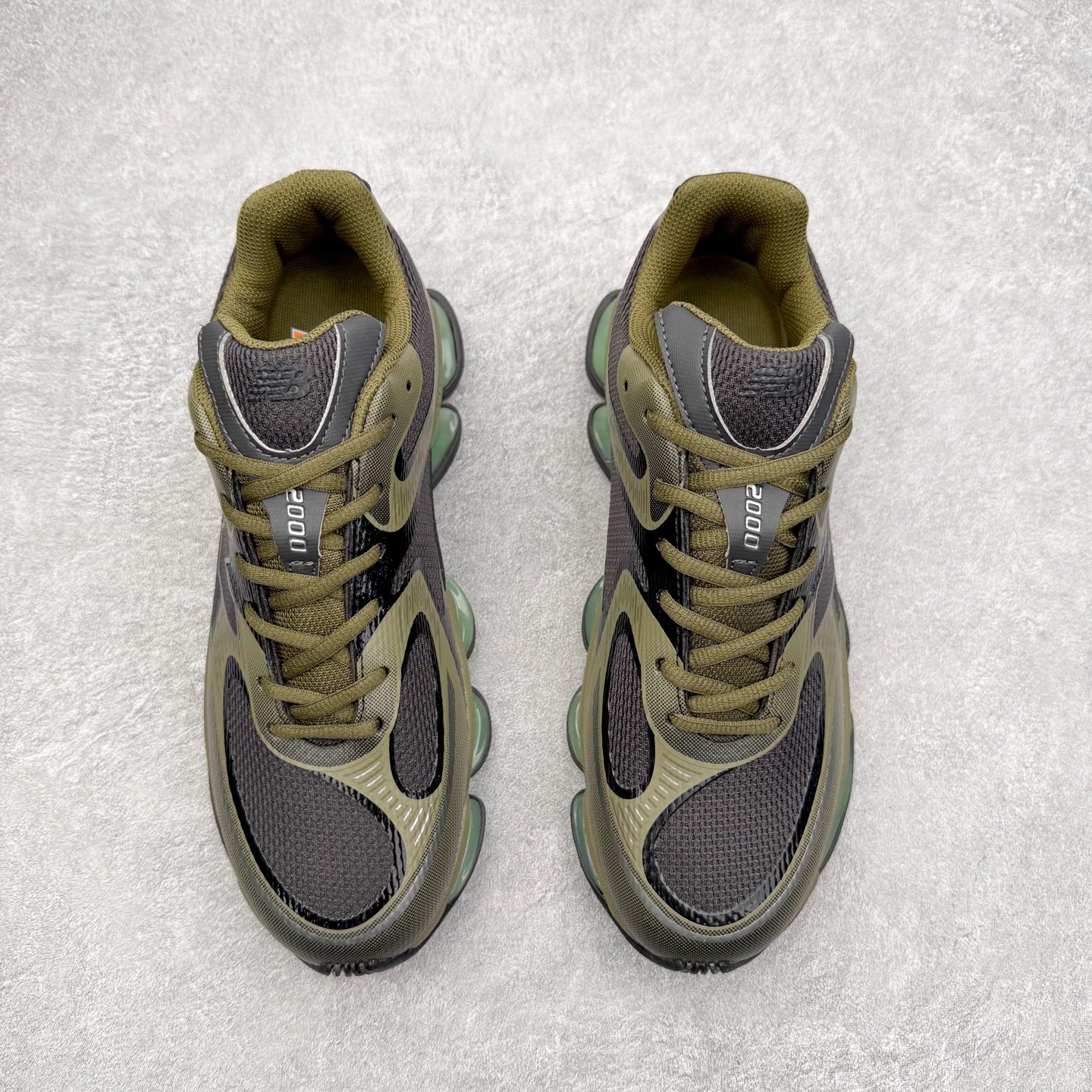 图片[2]-New Balance NB2000 舒适百搭防滑耐磨低帮 休闲跑步鞋 New Balance 在近两年的球鞋市场屡出奇招，在经典鞋型保持进一步增长的同时，推出的每一款新鞋型也都有傲人的战绩。在 327、9060 等鞋型获得成功之后，今天 New Balance 家族又迎来了新鲜血液的注入。这双 New Balance 2000 依然是融合了新旧元素的跑鞋造型，命名为 2000，或许是它的设计理念有着 Y2K 的血统。最大的亮点，在于这双鞋的中底。外侧以五个 ABZORB 单元，带来极具辨识度和冲击力的视觉效果，让这双鞋在外观和脚感方面都颇具吸引力。尺码：36 37 37.5 38 38.5 39 40 40.5 41 42 42.5 43 44 45 46-选品中心