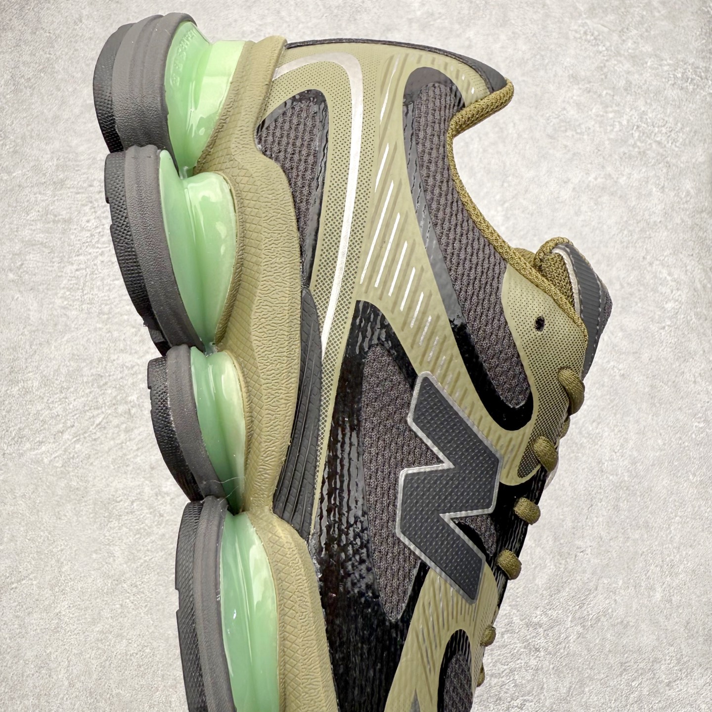 图片[6]-New Balance NB2000 舒适百搭防滑耐磨低帮 休闲跑步鞋 New Balance 在近两年的球鞋市场屡出奇招，在经典鞋型保持进一步增长的同时，推出的每一款新鞋型也都有傲人的战绩。在 327、9060 等鞋型获得成功之后，今天 New Balance 家族又迎来了新鲜血液的注入。这双 New Balance 2000 依然是融合了新旧元素的跑鞋造型，命名为 2000，或许是它的设计理念有着 Y2K 的血统。最大的亮点，在于这双鞋的中底。外侧以五个 ABZORB 单元，带来极具辨识度和冲击力的视觉效果，让这双鞋在外观和脚感方面都颇具吸引力。尺码：36 37 37.5 38 38.5 39 40 40.5 41 42 42.5 43 44 45 46-选品中心