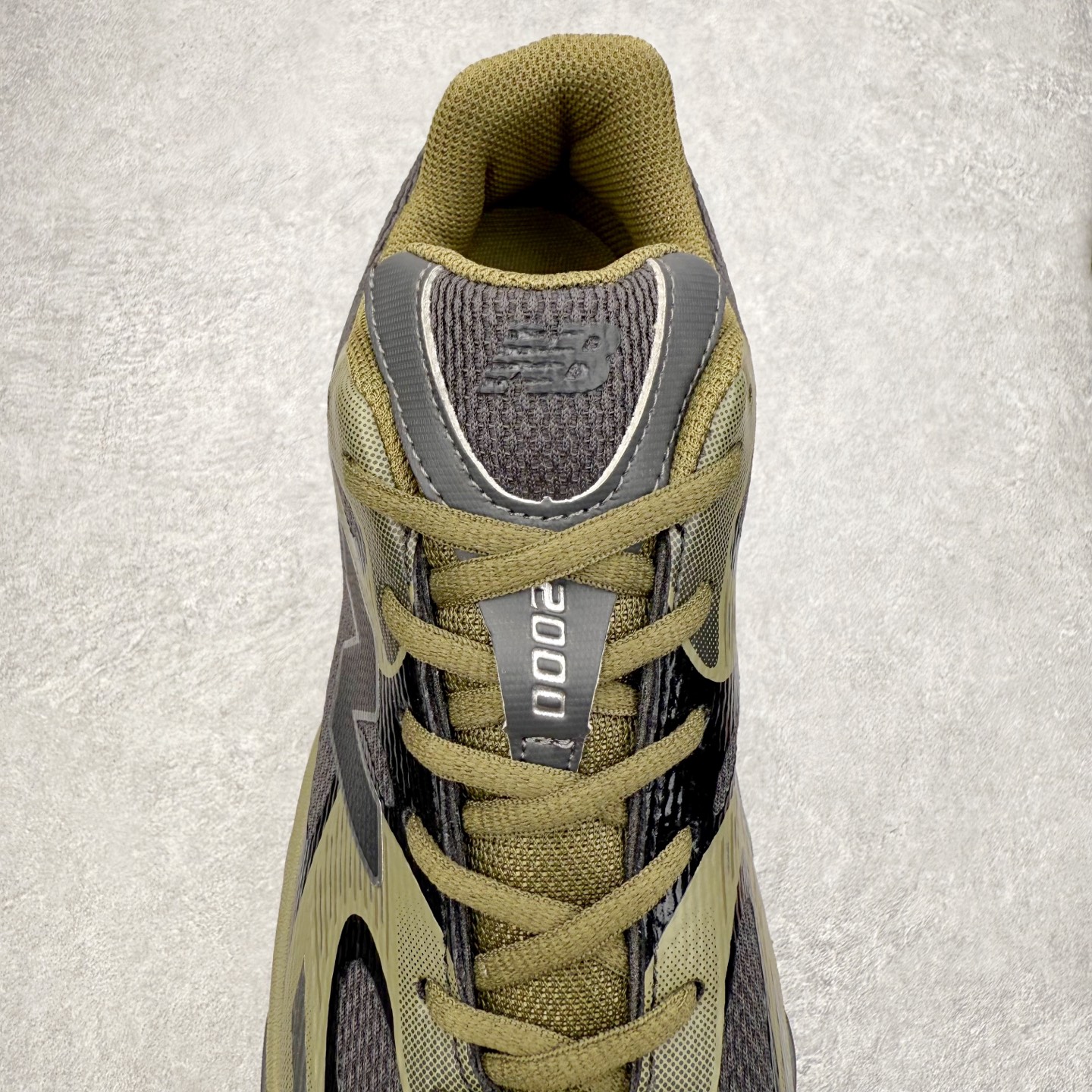 图片[5]-New Balance NB2000 舒适百搭防滑耐磨低帮 休闲跑步鞋 New Balance 在近两年的球鞋市场屡出奇招，在经典鞋型保持进一步增长的同时，推出的每一款新鞋型也都有傲人的战绩。在 327、9060 等鞋型获得成功之后，今天 New Balance 家族又迎来了新鲜血液的注入。这双 New Balance 2000 依然是融合了新旧元素的跑鞋造型，命名为 2000，或许是它的设计理念有着 Y2K 的血统。最大的亮点，在于这双鞋的中底。外侧以五个 ABZORB 单元，带来极具辨识度和冲击力的视觉效果，让这双鞋在外观和脚感方面都颇具吸引力。尺码：36 37 37.5 38 38.5 39 40 40.5 41 42 42.5 43 44 45 46-选品中心