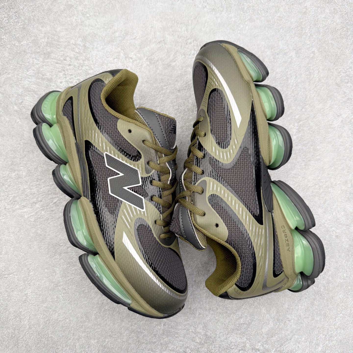 图片[3]-New Balance NB2000 舒适百搭防滑耐磨低帮 休闲跑步鞋 New Balance 在近两年的球鞋市场屡出奇招，在经典鞋型保持进一步增长的同时，推出的每一款新鞋型也都有傲人的战绩。在 327、9060 等鞋型获得成功之后，今天 New Balance 家族又迎来了新鲜血液的注入。这双 New Balance 2000 依然是融合了新旧元素的跑鞋造型，命名为 2000，或许是它的设计理念有着 Y2K 的血统。最大的亮点，在于这双鞋的中底。外侧以五个 ABZORB 单元，带来极具辨识度和冲击力的视觉效果，让这双鞋在外观和脚感方面都颇具吸引力。尺码：36 37 37.5 38 38.5 39 40 40.5 41 42 42.5 43 44 45 46-选品中心