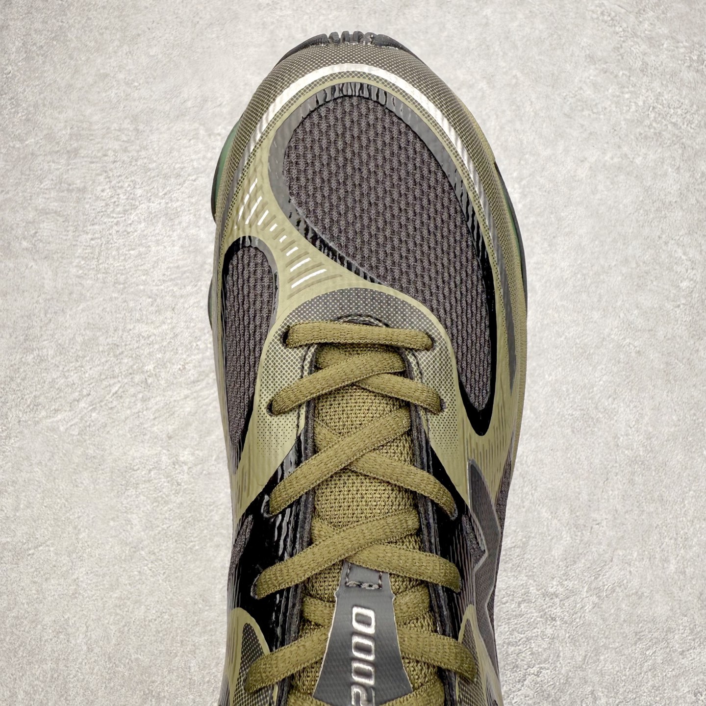 图片[4]-New Balance NB2000 舒适百搭防滑耐磨低帮 休闲跑步鞋 New Balance 在近两年的球鞋市场屡出奇招，在经典鞋型保持进一步增长的同时，推出的每一款新鞋型也都有傲人的战绩。在 327、9060 等鞋型获得成功之后，今天 New Balance 家族又迎来了新鲜血液的注入。这双 New Balance 2000 依然是融合了新旧元素的跑鞋造型，命名为 2000，或许是它的设计理念有着 Y2K 的血统。最大的亮点，在于这双鞋的中底。外侧以五个 ABZORB 单元，带来极具辨识度和冲击力的视觉效果，让这双鞋在外观和脚感方面都颇具吸引力。尺码：36 37 37.5 38 38.5 39 40 40.5 41 42 42.5 43 44 45 46-选品中心