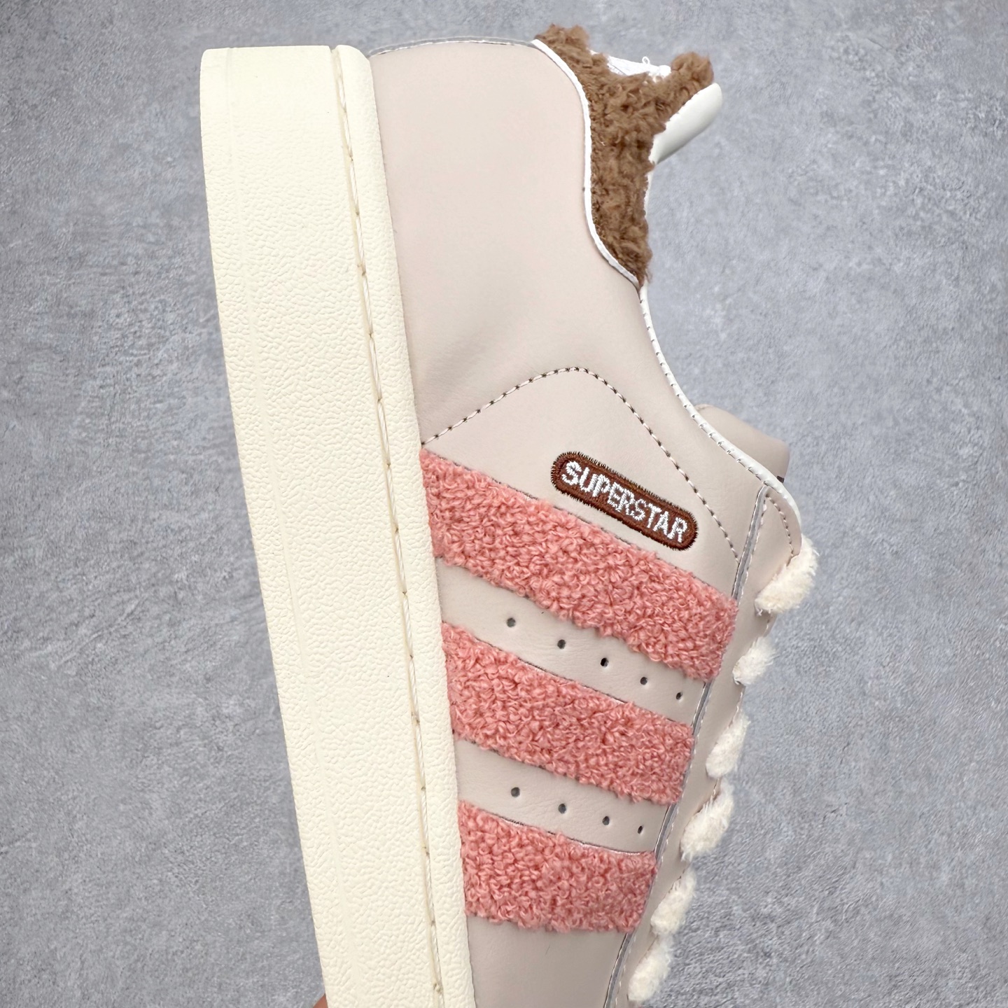 图片[6]-＃XP纯原套现福利 AD Originals Superstar 经典复古贝壳头板鞋 JR6986 诞生于1969年 是第一双将全皮面鞋 身与橡胶鞋头结合在一起的低帮篮球鞋 Superstar最开始 是作为高帮篮球鞋Pro Model的低帮版本而出现的 但因为其独特和醒目的橡胶鞋头造型而让大家熟知 被大家形象地称为\\\”shelltoe\\\”贝壳头 在70年代的美国职业篮球场上 接近3/4的NBA球员都将这双Superstar作为场上用鞋 80年代之后 经过不断的改良和发展 Superstar逐渐成为横跨时装、音乐、街头文化、休闲和运动等各大领域的时尚潮鞋 尺码：36 36.5 37 38 38.5 39 40 40.5 41 42 42.5 43 44 44.5 45-选品中心