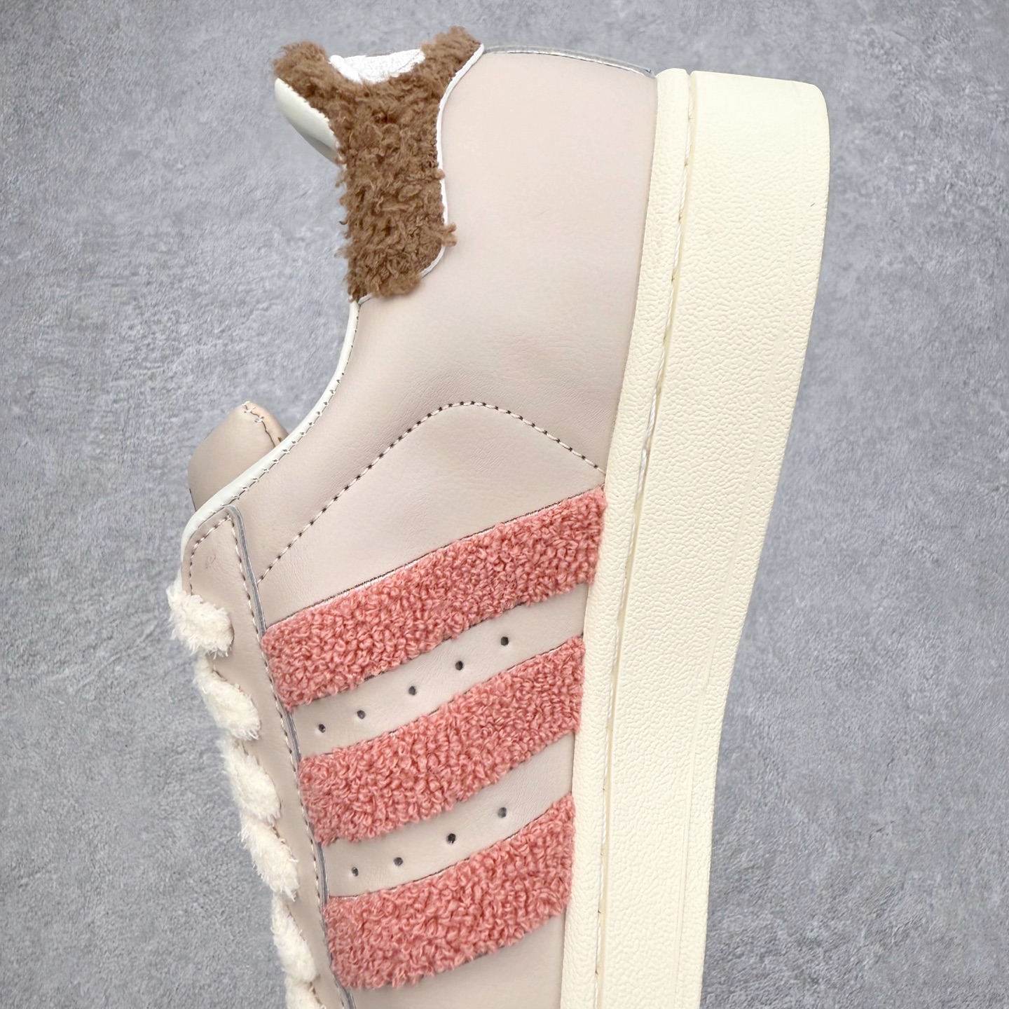 图片[7]-＃XP纯原套现福利 AD Originals Superstar 经典复古贝壳头板鞋 JR6986 诞生于1969年 是第一双将全皮面鞋 身与橡胶鞋头结合在一起的低帮篮球鞋 Superstar最开始 是作为高帮篮球鞋Pro Model的低帮版本而出现的 但因为其独特和醒目的橡胶鞋头造型而让大家熟知 被大家形象地称为\\\”shelltoe\\\”贝壳头 在70年代的美国职业篮球场上 接近3/4的NBA球员都将这双Superstar作为场上用鞋 80年代之后 经过不断的改良和发展 Superstar逐渐成为横跨时装、音乐、街头文化、休闲和运动等各大领域的时尚潮鞋 尺码：36 36.5 37 38 38.5 39 40 40.5 41 42 42.5 43 44 44.5 45-选品中心