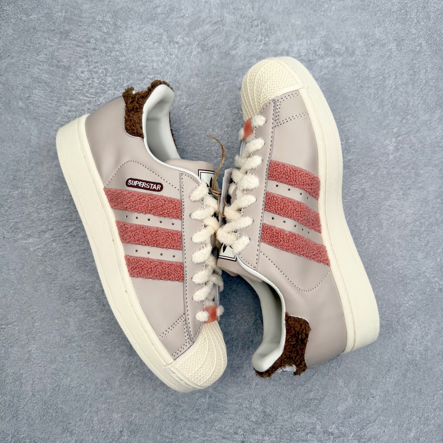 图片[3]-＃XP纯原套现福利 AD Originals Superstar 经典复古贝壳头板鞋 JR6986 诞生于1969年 是第一双将全皮面鞋 身与橡胶鞋头结合在一起的低帮篮球鞋 Superstar最开始 是作为高帮篮球鞋Pro Model的低帮版本而出现的 但因为其独特和醒目的橡胶鞋头造型而让大家熟知 被大家形象地称为\\\”shelltoe\\\”贝壳头 在70年代的美国职业篮球场上 接近3/4的NBA球员都将这双Superstar作为场上用鞋 80年代之后 经过不断的改良和发展 Superstar逐渐成为横跨时装、音乐、街头文化、休闲和运动等各大领域的时尚潮鞋 尺码：36 36.5 37 38 38.5 39 40 40.5 41 42 42.5 43 44 44.5 45-选品中心