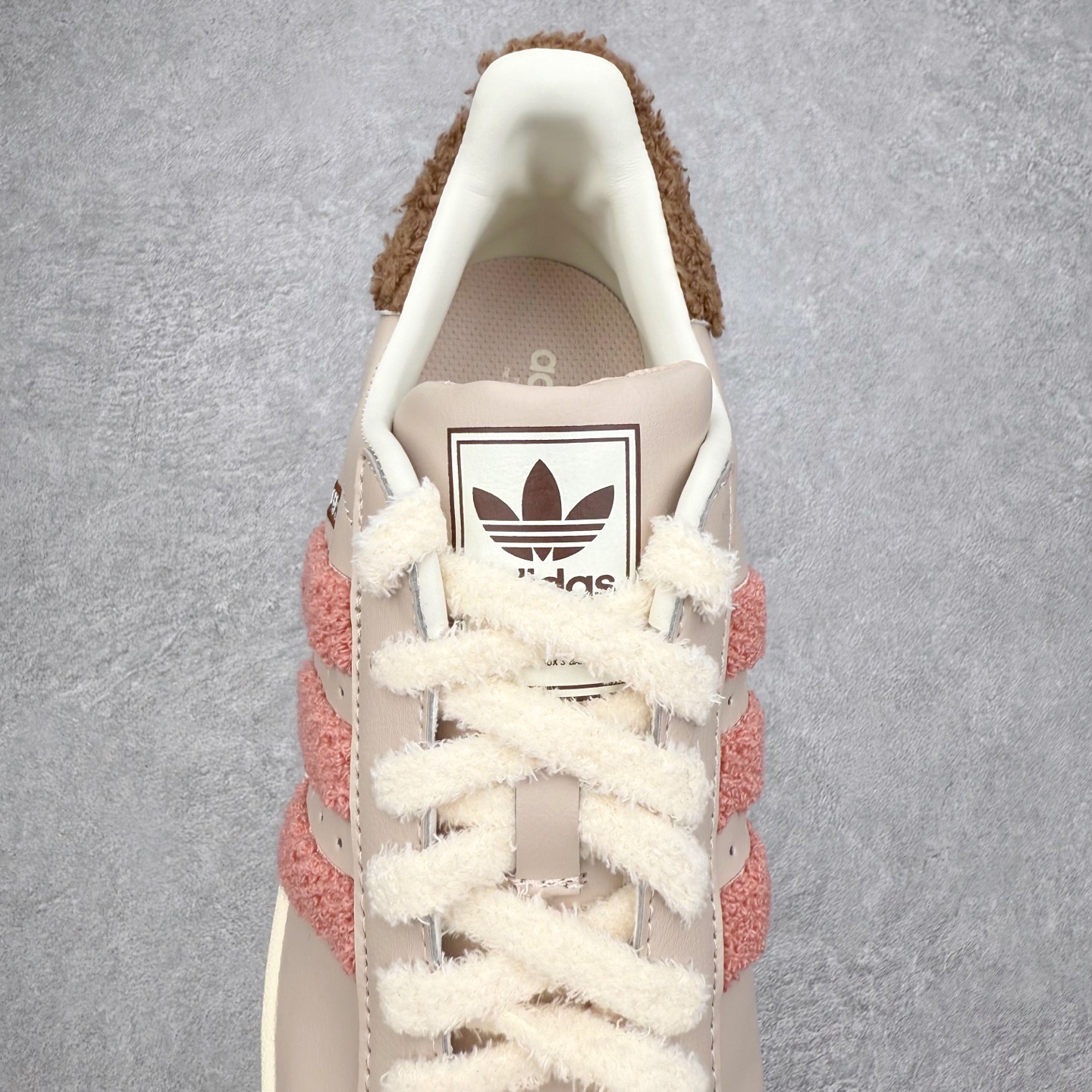 图片[5]-＃XP纯原套现福利 AD Originals Superstar 经典复古贝壳头板鞋 JR6986 诞生于1969年 是第一双将全皮面鞋 身与橡胶鞋头结合在一起的低帮篮球鞋 Superstar最开始 是作为高帮篮球鞋Pro Model的低帮版本而出现的 但因为其独特和醒目的橡胶鞋头造型而让大家熟知 被大家形象地称为\\\”shelltoe\\\”贝壳头 在70年代的美国职业篮球场上 接近3/4的NBA球员都将这双Superstar作为场上用鞋 80年代之后 经过不断的改良和发展 Superstar逐渐成为横跨时装、音乐、街头文化、休闲和运动等各大领域的时尚潮鞋 尺码：36 36.5 37 38 38.5 39 40 40.5 41 42 42.5 43 44 44.5 45-选品中心