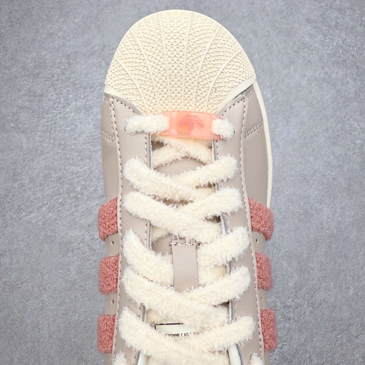 图片[4]-＃XP纯原套现福利 AD Originals Superstar 经典复古贝壳头板鞋 JR6986 诞生于1969年 是第一双将全皮面鞋 身与橡胶鞋头结合在一起的低帮篮球鞋 Superstar最开始 是作为高帮篮球鞋Pro Model的低帮版本而出现的 但因为其独特和醒目的橡胶鞋头造型而让大家熟知 被大家形象地称为\\\”shelltoe\\\”贝壳头 在70年代的美国职业篮球场上 接近3/4的NBA球员都将这双Superstar作为场上用鞋 80年代之后 经过不断的改良和发展 Superstar逐渐成为横跨时装、音乐、街头文化、休闲和运动等各大领域的时尚潮鞋 尺码：36 36.5 37 38 38.5 39 40 40.5 41 42 42.5 43 44 44.5 45-选品中心