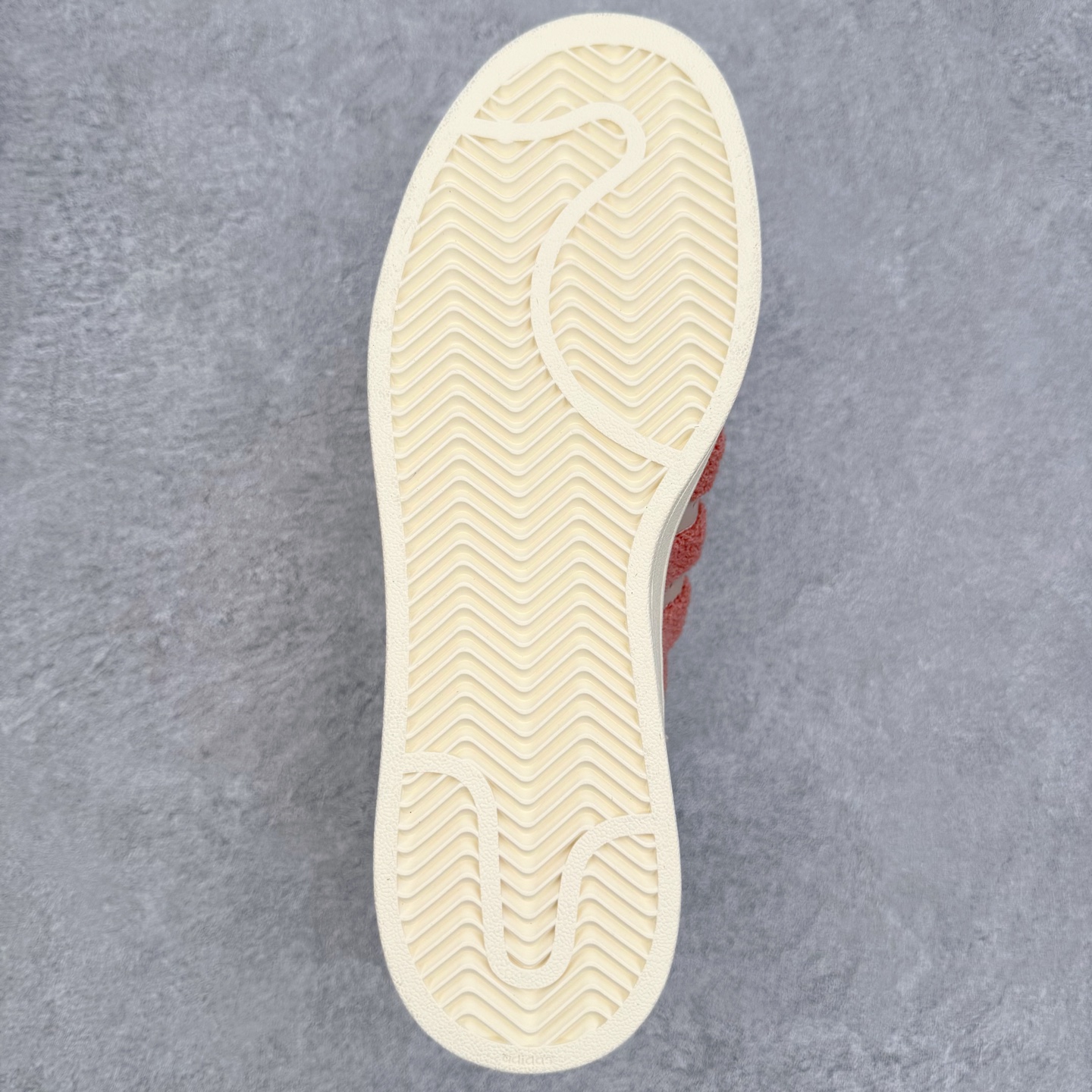 图片[9]-＃XP纯原套现福利 AD Originals Superstar 经典复古贝壳头板鞋 JR6986 诞生于1969年 是第一双将全皮面鞋 身与橡胶鞋头结合在一起的低帮篮球鞋 Superstar最开始 是作为高帮篮球鞋Pro Model的低帮版本而出现的 但因为其独特和醒目的橡胶鞋头造型而让大家熟知 被大家形象地称为\\\”shelltoe\\\”贝壳头 在70年代的美国职业篮球场上 接近3/4的NBA球员都将这双Superstar作为场上用鞋 80年代之后 经过不断的改良和发展 Superstar逐渐成为横跨时装、音乐、街头文化、休闲和运动等各大领域的时尚潮鞋 尺码：36 36.5 37 38 38.5 39 40 40.5 41 42 42.5 43 44 44.5 45-选品中心