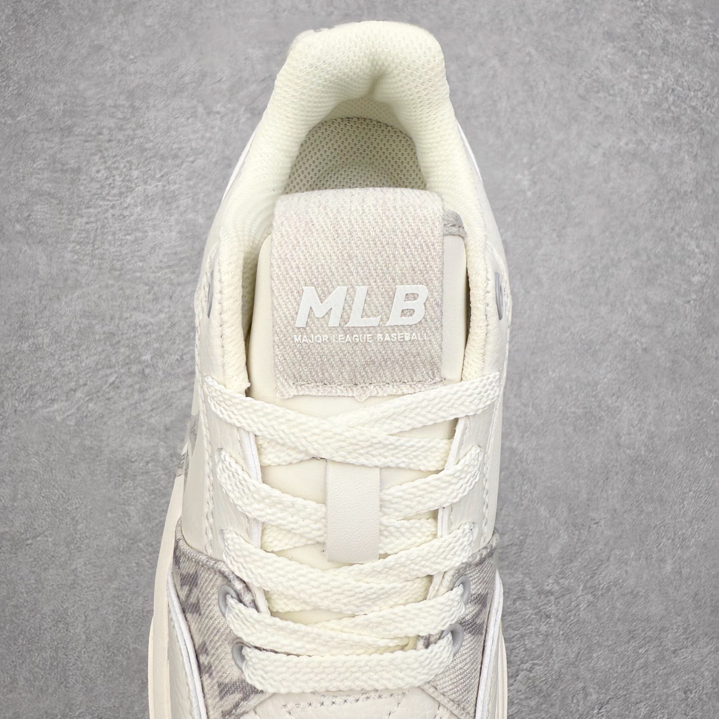 图片[5]-MLB Chunky Liner Basic 复古印花学长鞋系列低帮轻量增高厚底百搭休闲运动慢跑鞋板鞋 Korea韩国联名NY美国榄球纽约洋基队限定 韩国代购专供 全套原楦原纸板原厂数据开发 正确中底拉帮中底网布细节 平台代购专供 左脚内置芯片 韩国代购吊牌标贴 独家一比一RB+MD组合大底 高频后跟小人Logo精准对位立体饱满 正确网布加超迁鞋面 转印中底走线紧密 转印Logo工艺表层防刮不掉色 尺码：35 36 36.5 37.5 38 38.5 39 40 40.5 41 42 42.5 43 44 45-选品中心