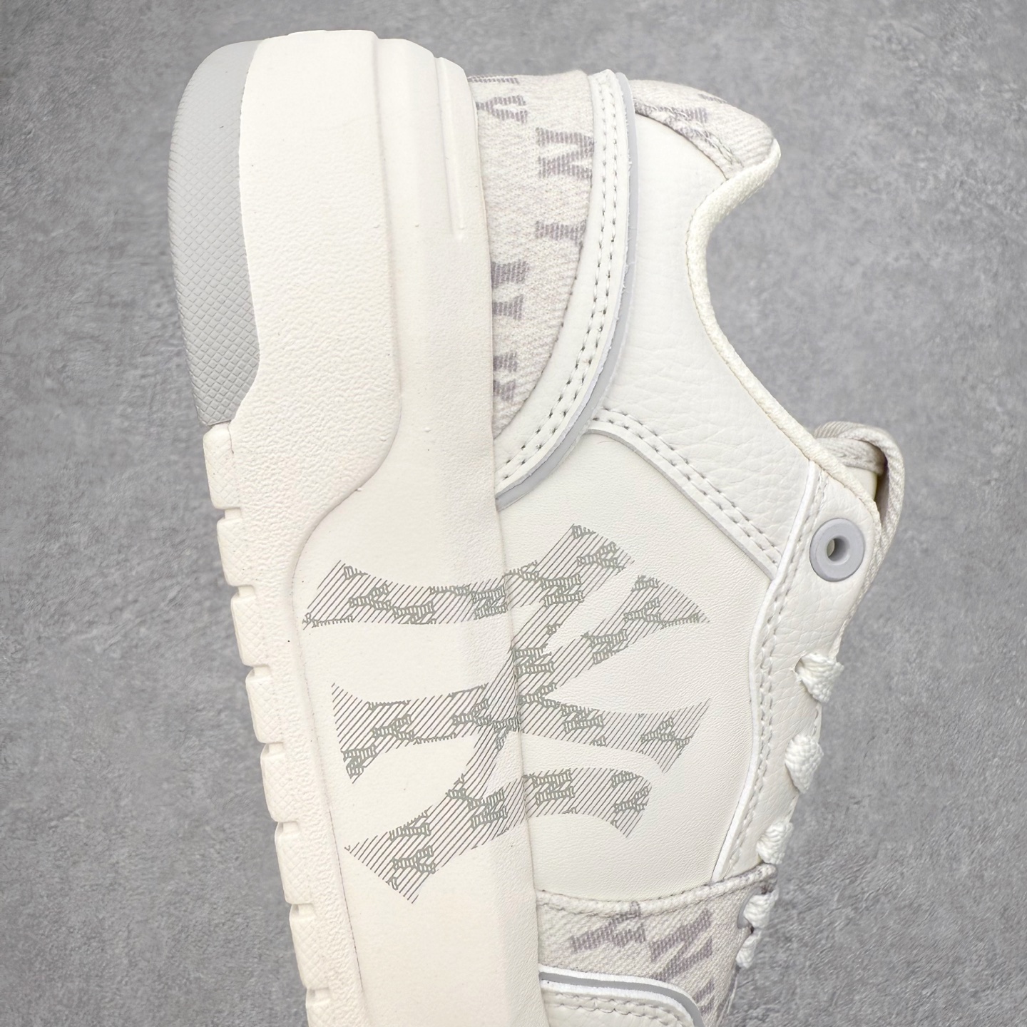 图片[6]-MLB Chunky Liner Basic 复古印花学长鞋系列低帮轻量增高厚底百搭休闲运动慢跑鞋板鞋 Korea韩国联名NY美国榄球纽约洋基队限定 韩国代购专供 全套原楦原纸板原厂数据开发 正确中底拉帮中底网布细节 平台代购专供 左脚内置芯片 韩国代购吊牌标贴 独家一比一RB+MD组合大底 高频后跟小人Logo精准对位立体饱满 正确网布加超迁鞋面 转印中底走线紧密 转印Logo工艺表层防刮不掉色 尺码：35 36 36.5 37.5 38 38.5 39 40 40.5 41 42 42.5 43 44 45-选品中心