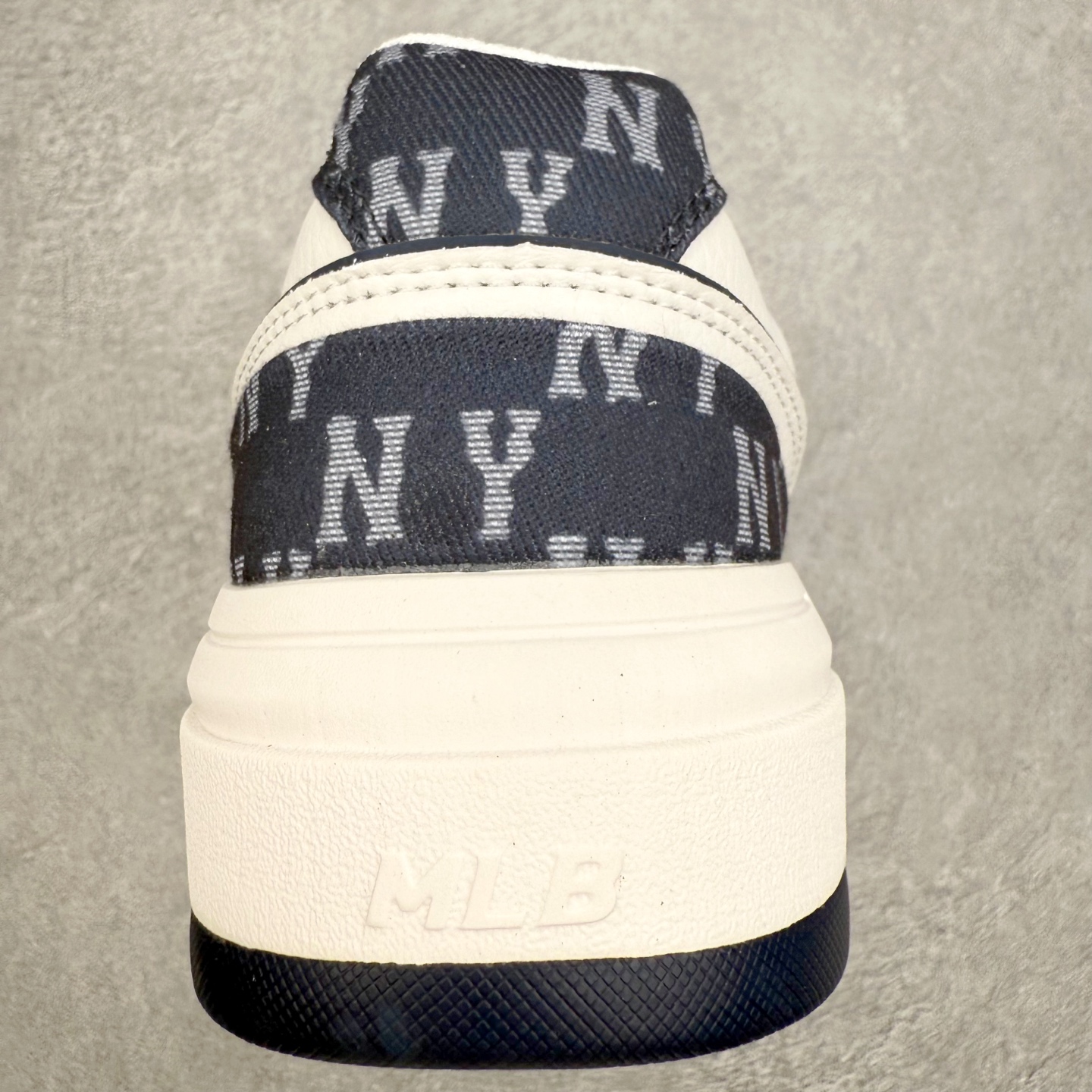 图片[8]-MLB Chunky Liner Basic 复古印花学长鞋系列低帮轻量增高厚底百搭休闲运动慢跑鞋板鞋 Korea韩国联名NY美国榄球纽约洋基队限定 韩国代购专供 全套原楦原纸板原厂数据开发 正确中底拉帮中底网布细节 平台代购专供 左脚内置芯片 韩国代购吊牌标贴 独家一比一RB+MD组合大底 高频后跟小人Logo精准对位立体饱满 正确网布加超迁鞋面 转印中底走线紧密 转印Logo工艺表层防刮不掉色 尺码：35 36 36.5 37.5 38 38.5 39 40 40.5 41 42 42.5 43 44 45-选品中心