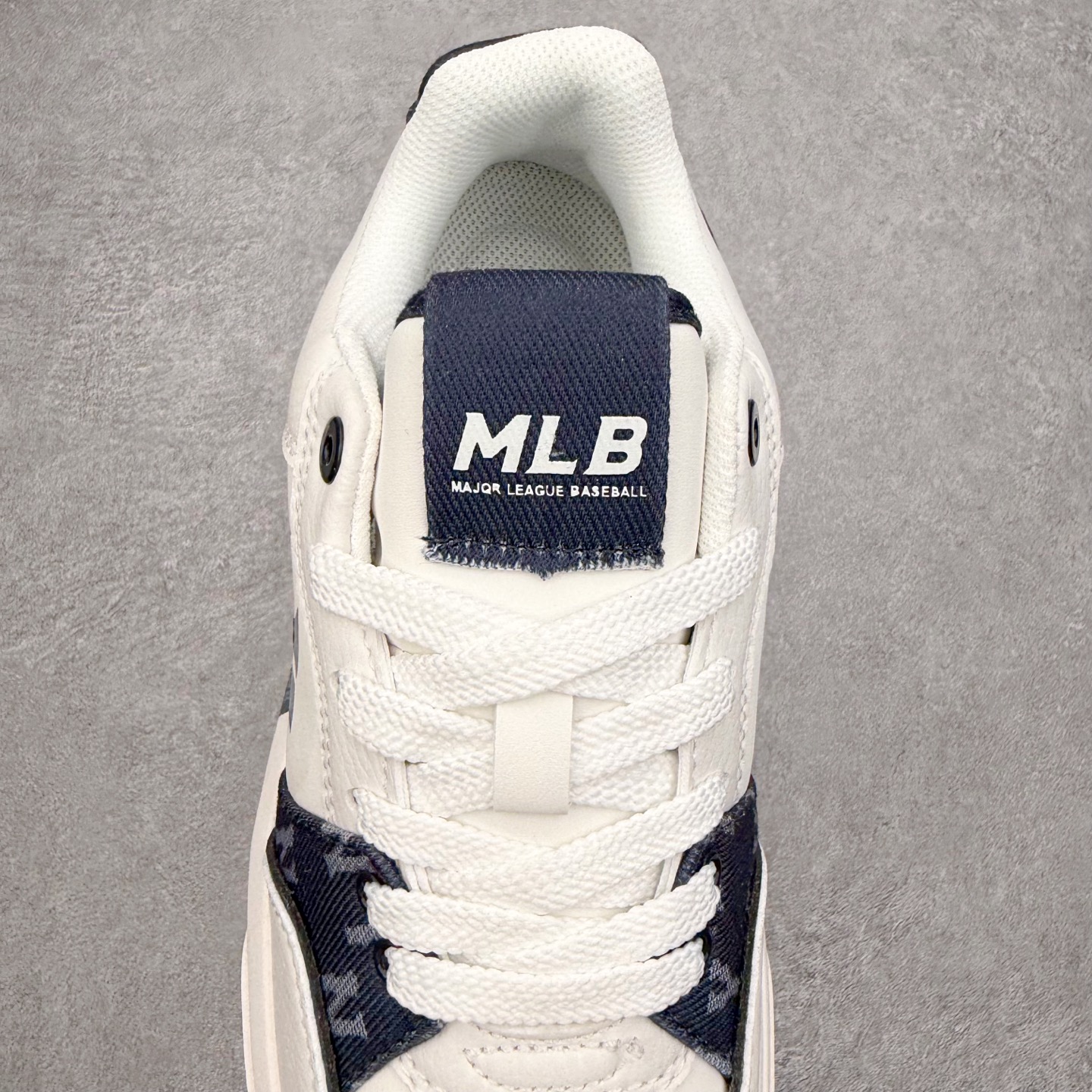 图片[5]-MLB Chunky Liner Basic 复古印花学长鞋系列低帮轻量增高厚底百搭休闲运动慢跑鞋板鞋 Korea韩国联名NY美国榄球纽约洋基队限定 韩国代购专供 全套原楦原纸板原厂数据开发 正确中底拉帮中底网布细节 平台代购专供 左脚内置芯片 韩国代购吊牌标贴 独家一比一RB+MD组合大底 高频后跟小人Logo精准对位立体饱满 正确网布加超迁鞋面 转印中底走线紧密 转印Logo工艺表层防刮不掉色 尺码：35 36 36.5 37.5 38 38.5 39 40 40.5 41 42 42.5 43 44 45-选品中心