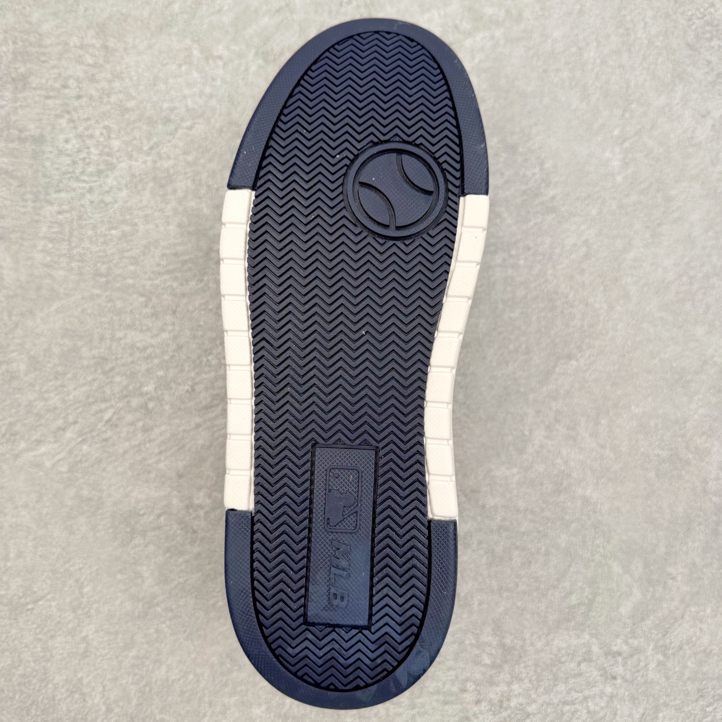 图片[9]-MLB Chunky Liner Basic 复古印花学长鞋系列低帮轻量增高厚底百搭休闲运动慢跑鞋板鞋 Korea韩国联名NY美国榄球纽约洋基队限定 韩国代购专供 全套原楦原纸板原厂数据开发 正确中底拉帮中底网布细节 平台代购专供 左脚内置芯片 韩国代购吊牌标贴 独家一比一RB+MD组合大底 高频后跟小人Logo精准对位立体饱满 正确网布加超迁鞋面 转印中底走线紧密 转印Logo工艺表层防刮不掉色 尺码：35 36 36.5 37.5 38 38.5 39 40 40.5 41 42 42.5 43 44 45-选品中心