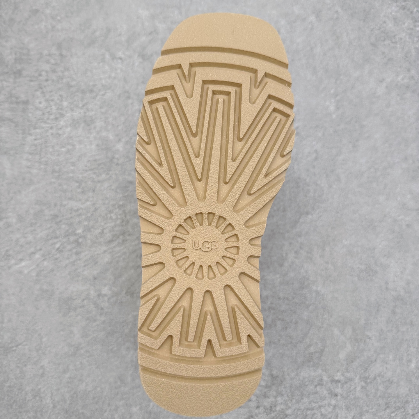 图片[9]-UGG 3258 秋冬羊皮毛一体雪地靴 全鞋采用ZP同厂 隆丰A级澳洲进口羊皮毛一体 品牌代工厂生产线 完全遵循ZP工艺流程 代工厂原厂版师 秉承无原鞋不开发选择 注重每一处细节 市面最正版型 TREADLITE\\\”轻翼\\\”科技外底 轻便/耐用/柔韧/桩型【售后郑重承诺】一个月内若出现重大脱胶/断底等质量问题 直接为您换新！尺码：35 36 37 38 39 40-选品中心