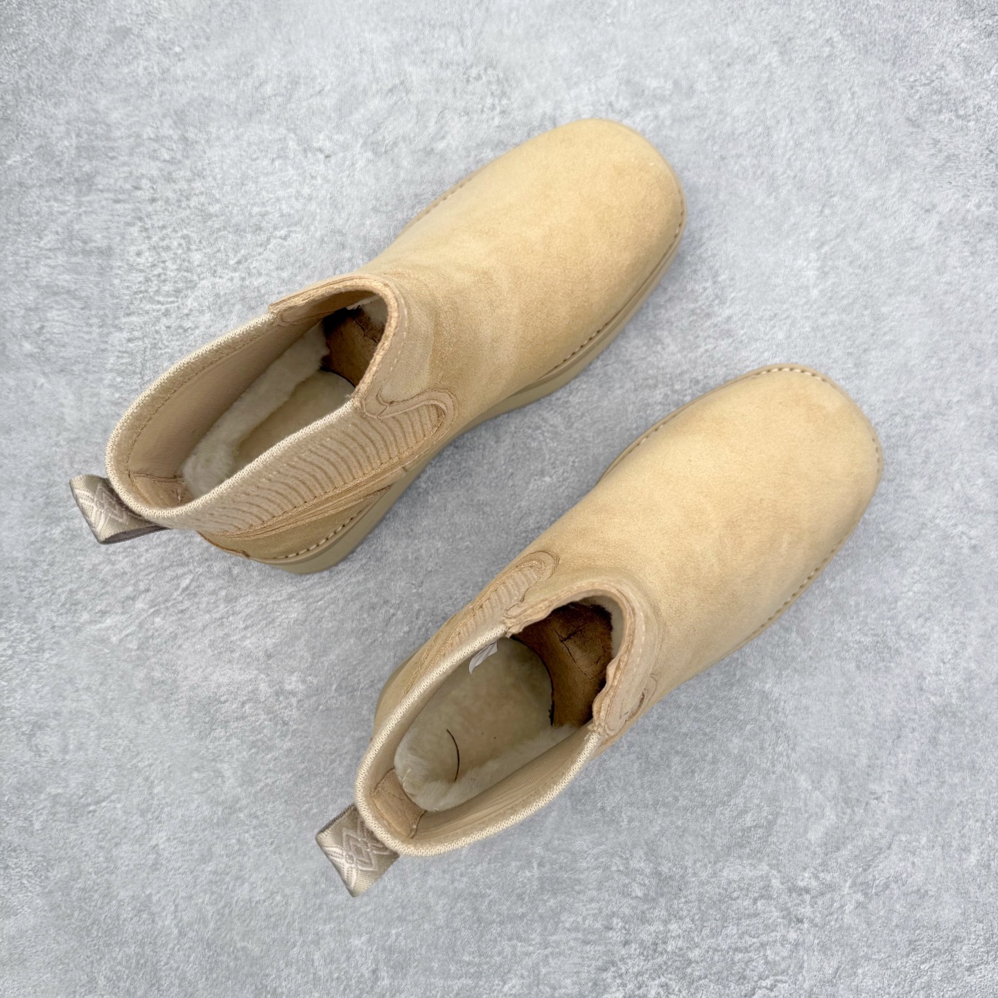 图片[3]-UGG 3258 秋冬羊皮毛一体雪地靴 全鞋采用ZP同厂 隆丰A级澳洲进口羊皮毛一体 品牌代工厂生产线 完全遵循ZP工艺流程 代工厂原厂版师 秉承无原鞋不开发选择 注重每一处细节 市面最正版型 TREADLITE\\\”轻翼\\\”科技外底 轻便/耐用/柔韧/桩型【售后郑重承诺】一个月内若出现重大脱胶/断底等质量问题 直接为您换新！尺码：35 36 37 38 39 40-选品中心