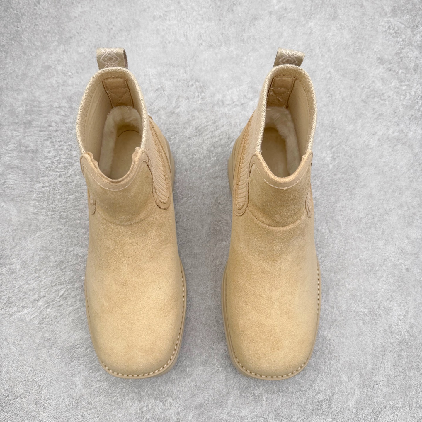 图片[2]-UGG 3258 秋冬羊皮毛一体雪地靴 全鞋采用ZP同厂 隆丰A级澳洲进口羊皮毛一体 品牌代工厂生产线 完全遵循ZP工艺流程 代工厂原厂版师 秉承无原鞋不开发选择 注重每一处细节 市面最正版型 TREADLITE\\\”轻翼\\\”科技外底 轻便/耐用/柔韧/桩型【售后郑重承诺】一个月内若出现重大脱胶/断底等质量问题 直接为您换新！尺码：35 36 37 38 39 40-选品中心