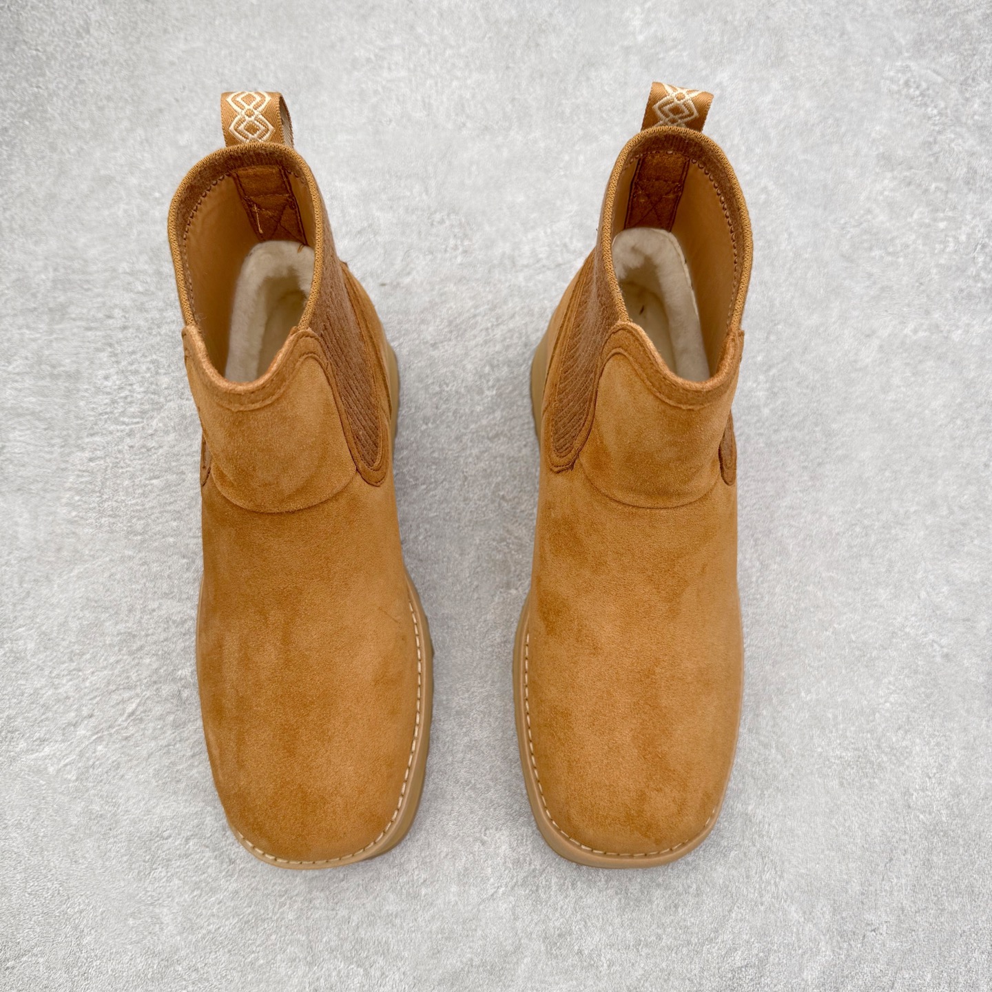 图片[2]-UGG 3258 秋冬羊皮毛一体雪地靴 全鞋采用ZP同厂 隆丰A级澳洲进口羊皮毛一体 品牌代工厂生产线 完全遵循ZP工艺流程 代工厂原厂版师 秉承无原鞋不开发选择 注重每一处细节 市面最正版型 TREADLITE\\\”轻翼\\\”科技外底 轻便/耐用/柔韧/桩型【售后郑重承诺】一个月内若出现重大脱胶/断底等质量问题 直接为您换新！尺码：35 36 37 38 39 40-选品中心