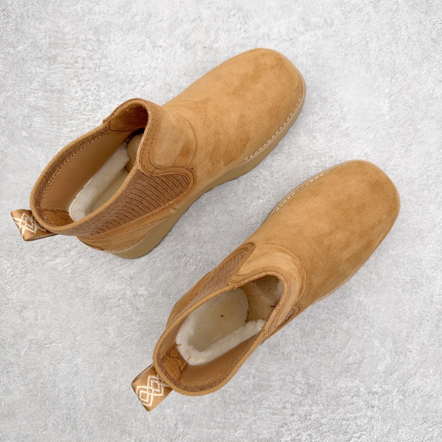 图片[3]-UGG 3258 秋冬羊皮毛一体雪地靴 全鞋采用ZP同厂 隆丰A级澳洲进口羊皮毛一体 品牌代工厂生产线 完全遵循ZP工艺流程 代工厂原厂版师 秉承无原鞋不开发选择 注重每一处细节 市面最正版型 TREADLITE\\\”轻翼\\\”科技外底 轻便/耐用/柔韧/桩型【售后郑重承诺】一个月内若出现重大脱胶/断底等质量问题 直接为您换新！尺码：35 36 37 38 39 40-选品中心