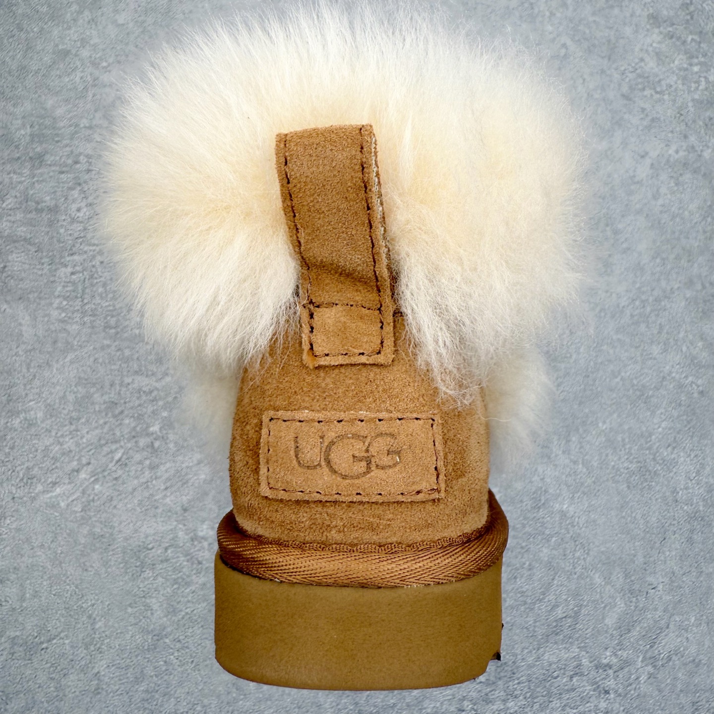 图片[8]-UGG 3832 秋冬羊皮毛一体雪地靴 全鞋采用ZP同厂 隆丰A级澳洲进口羊皮毛一体 品牌代工厂生产线 完全遵循ZP工艺流程 代工厂原厂版师 秉承无原鞋不开发选择 注重每一处细节 市面最正版型 TREADLITE\\\”轻翼\\\”科技外底 轻便/耐用/柔韧/桩型【售后郑重承诺】一个月内若出现重大脱胶/断底等质量问题 直接为您换新！尺码：35 36 37 38 39 40-选品中心